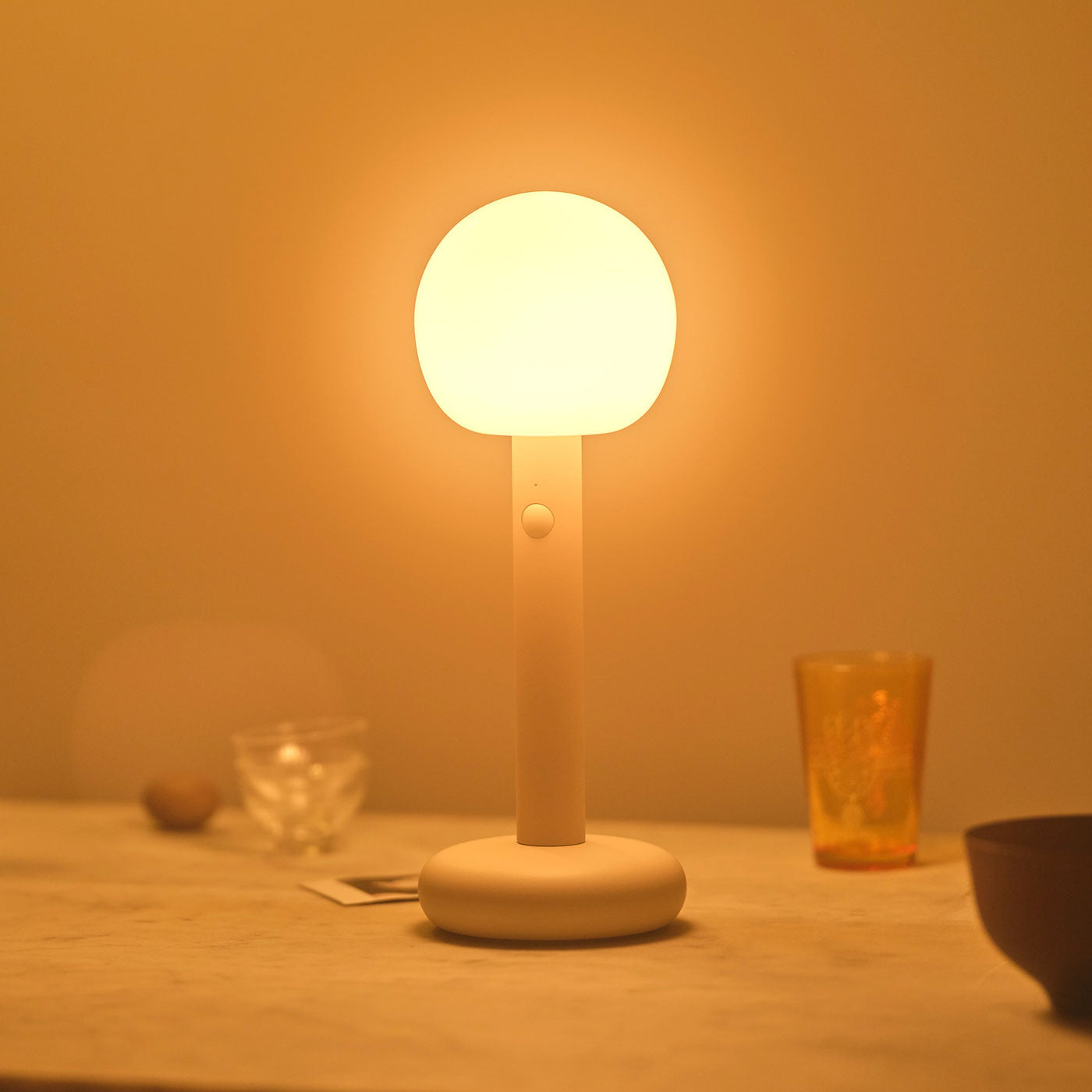 Grau Fire lampe sans fil, rechargeable en sable sur la table