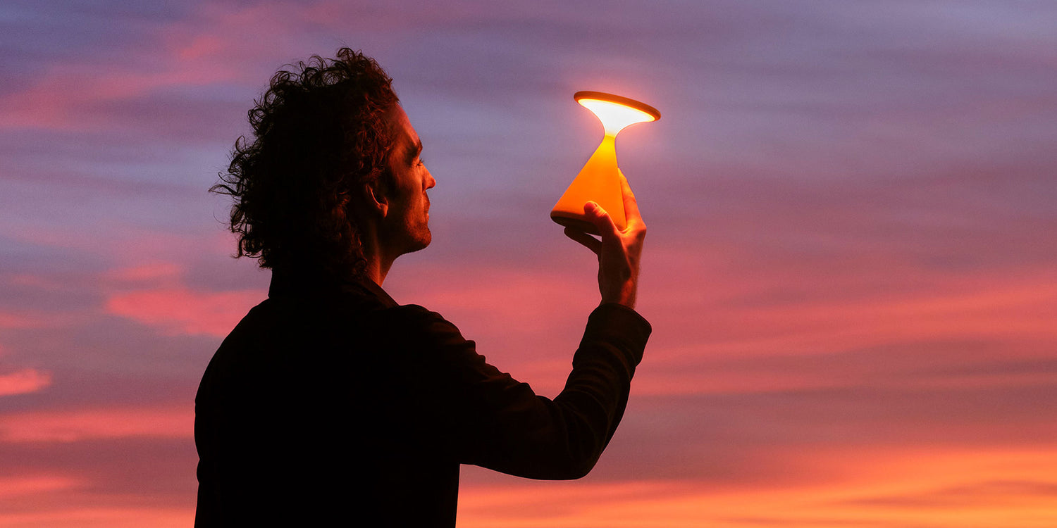 Grau Salt lampe sans fil en orange dans-la main avec le ciel