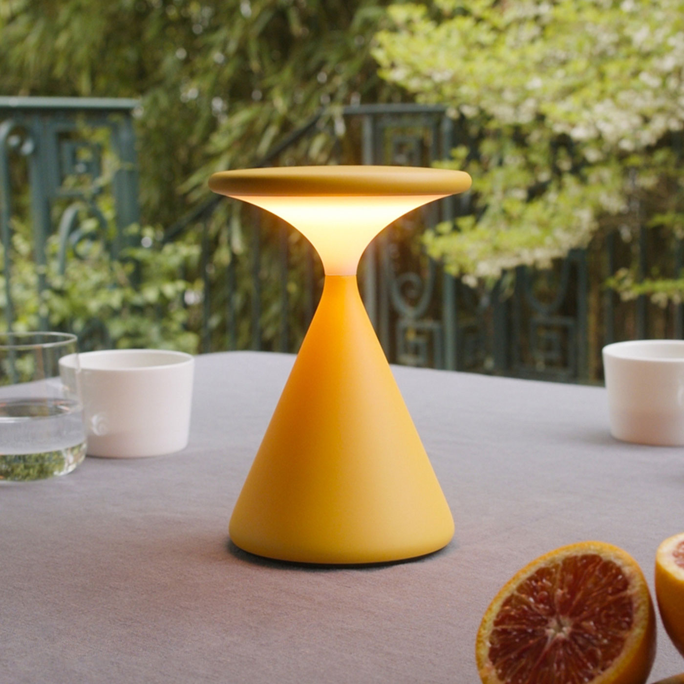 Grau Salt lampe rechargeable en sun orange sur la table en jardin