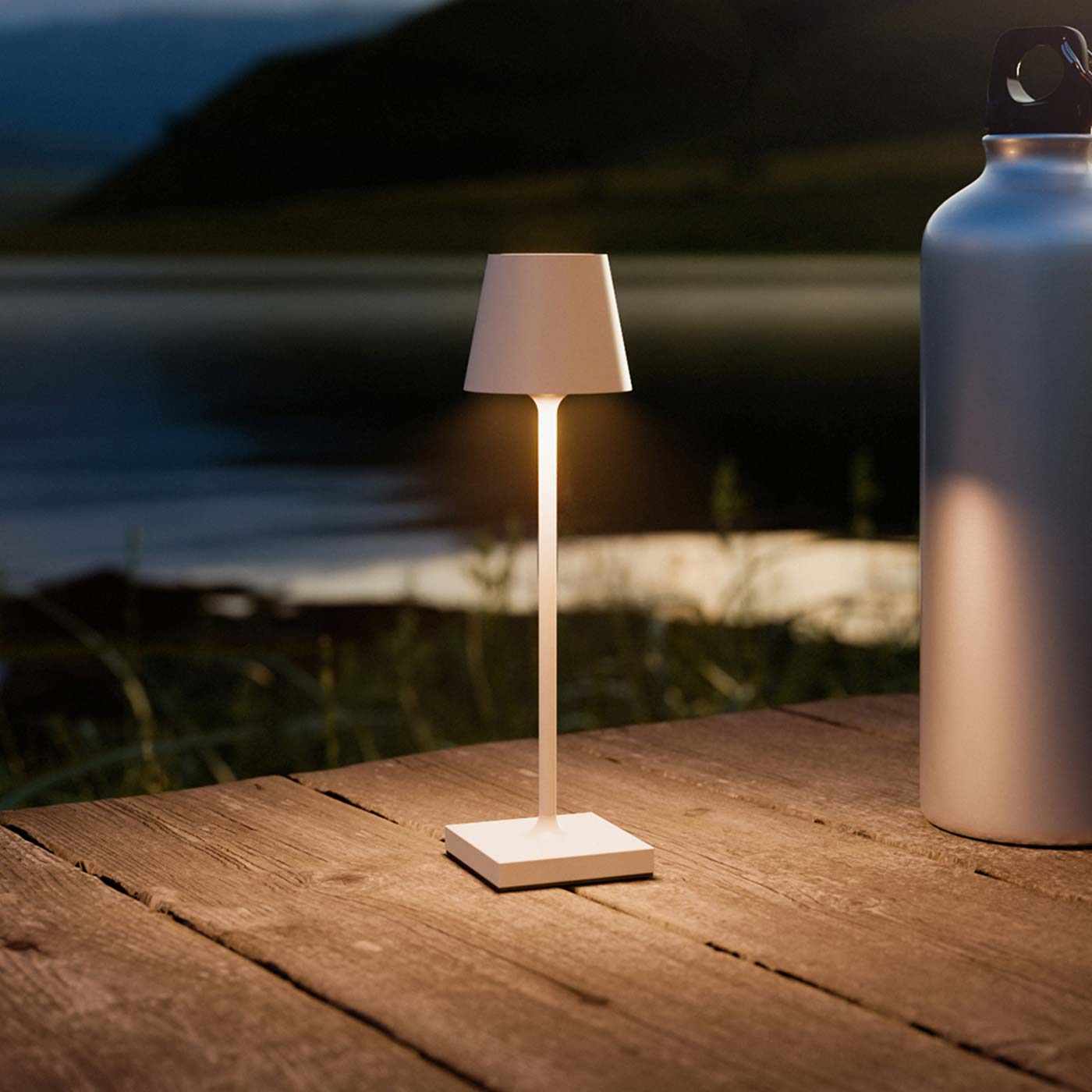 Sigor Nuindie pocket, lampe sans fil, rechargeable en beige au camping