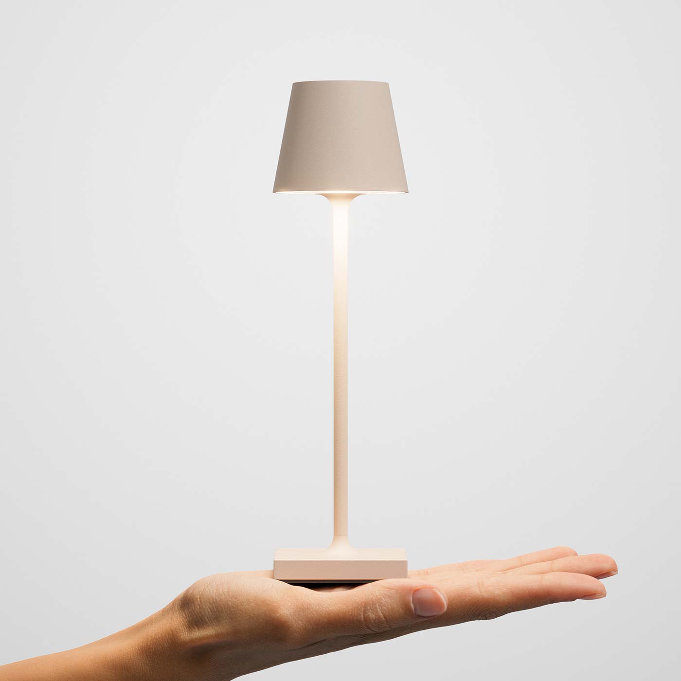 Sigor Nuindie pocket, lampe sans fil, rechargeable en beige sur la main