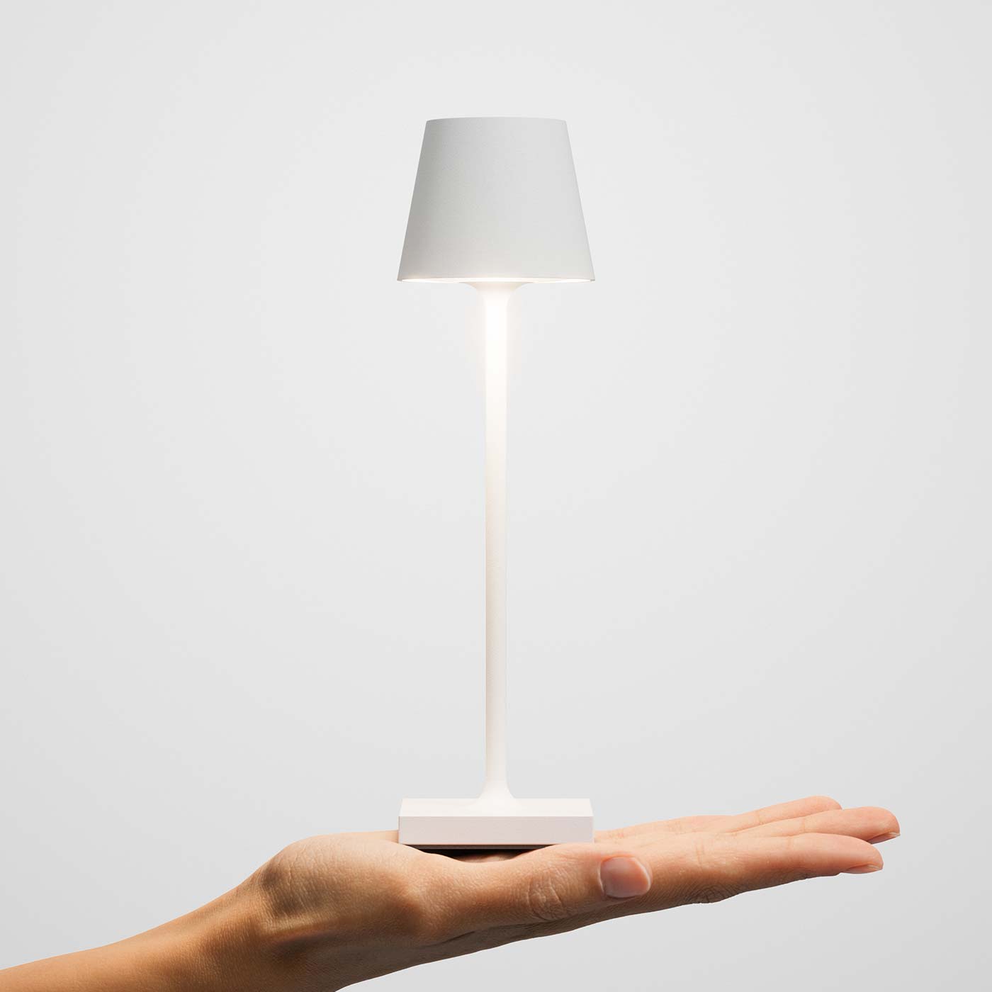 Sigor Nuindie pocket, lampe sans fil, rechargeable en blanc sur la main