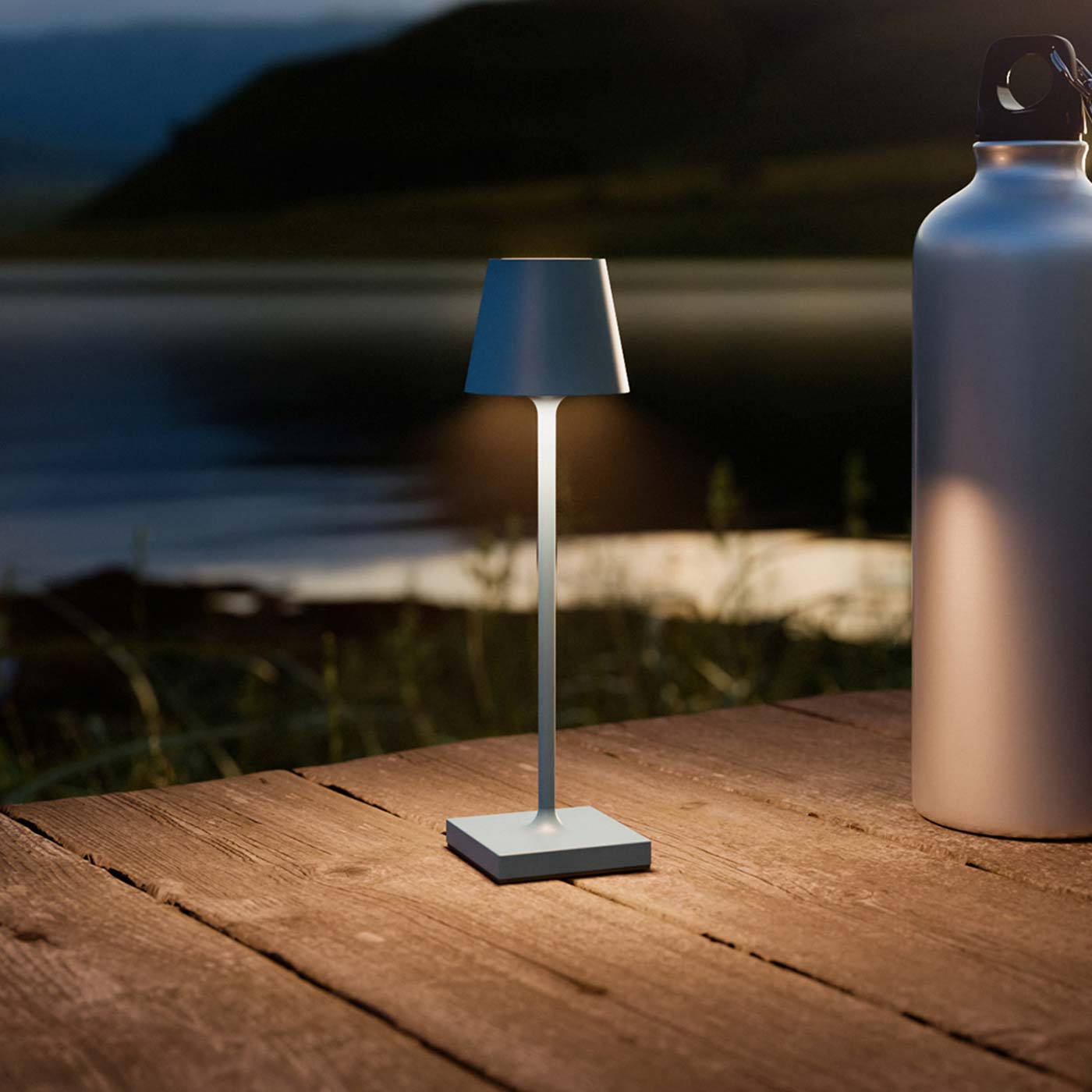 Sigor Nuindie pocket, lampe sans fil, rechargeable en bleu au camping