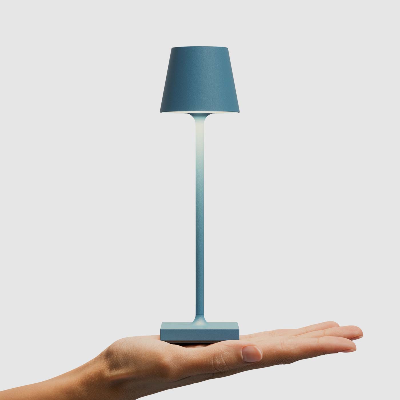 Sigor Nuindie pocket, lampe sans fil, rechargeable en bleu sur la main