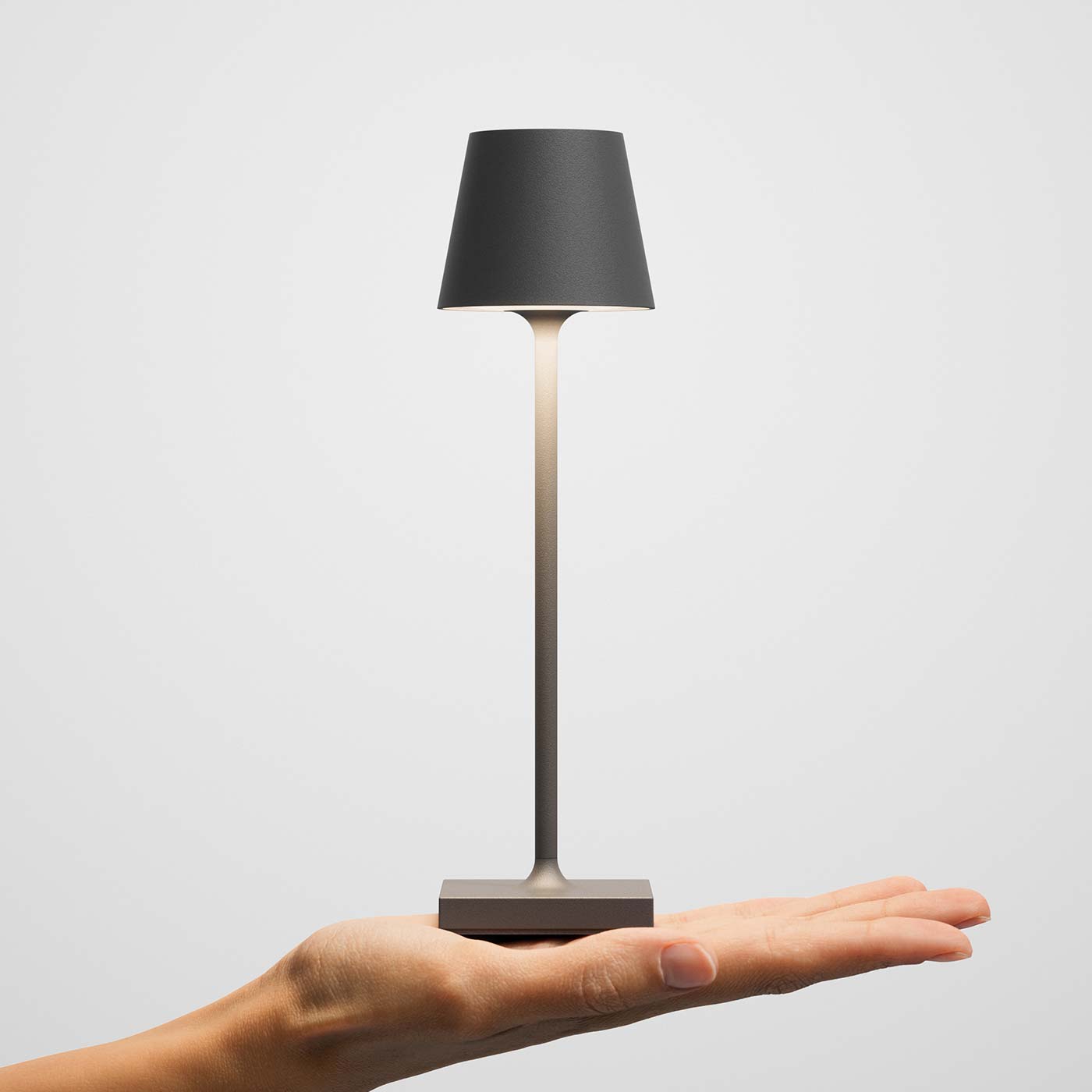 Sigor Nuindie pocket, lampe sans fil, rechargeable en graphite sur la main