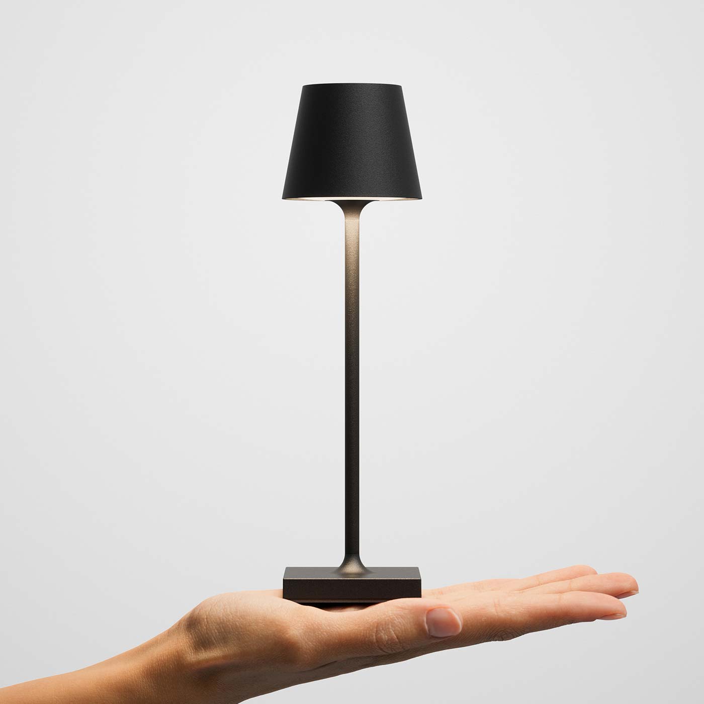 Sigor Nuindie pocket, lampe sans fil, rechargeable en noir sur la main