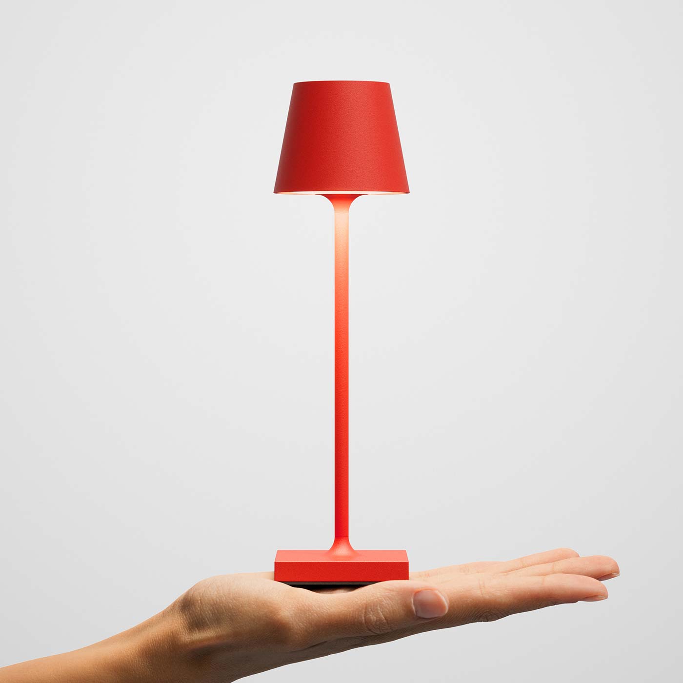 Sigor Nuindie pocket, lampe sans fil, rechargeable en rouge sur la main