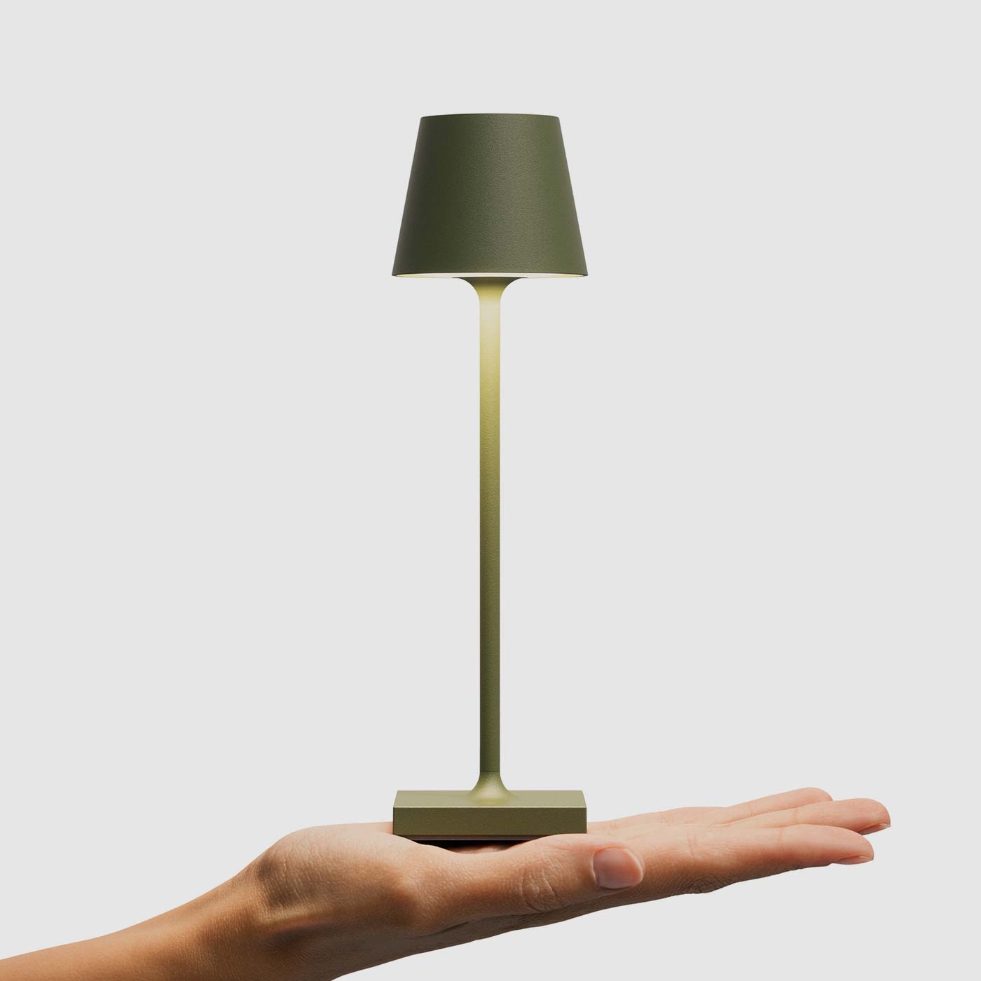 Sigor Nuindie pocket, lampe sans fil, rechargeable en vert sapin sur la main