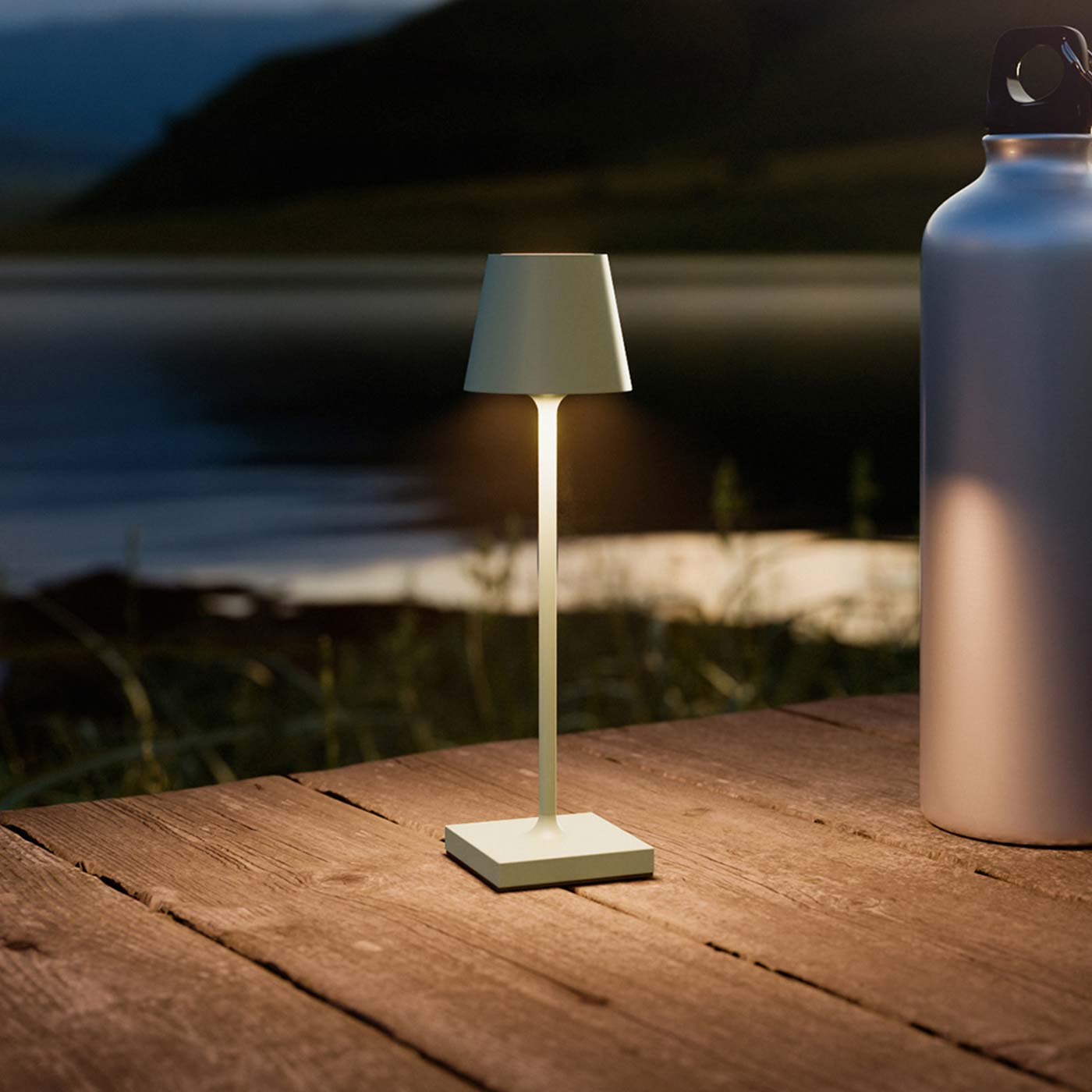 Sigor Nuindie pocket, lampe sans fil, rechargeable en vert sauge au camping