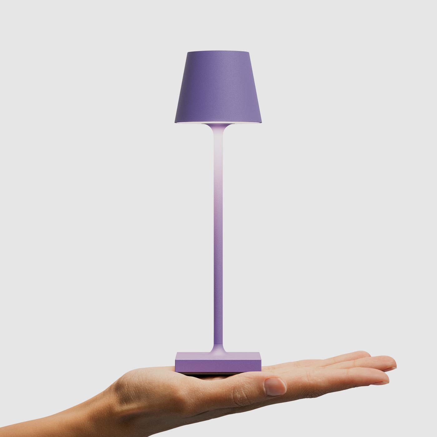 Sigor Nuindie pocket, lampe sans fil, rechargeable en violet sur la main