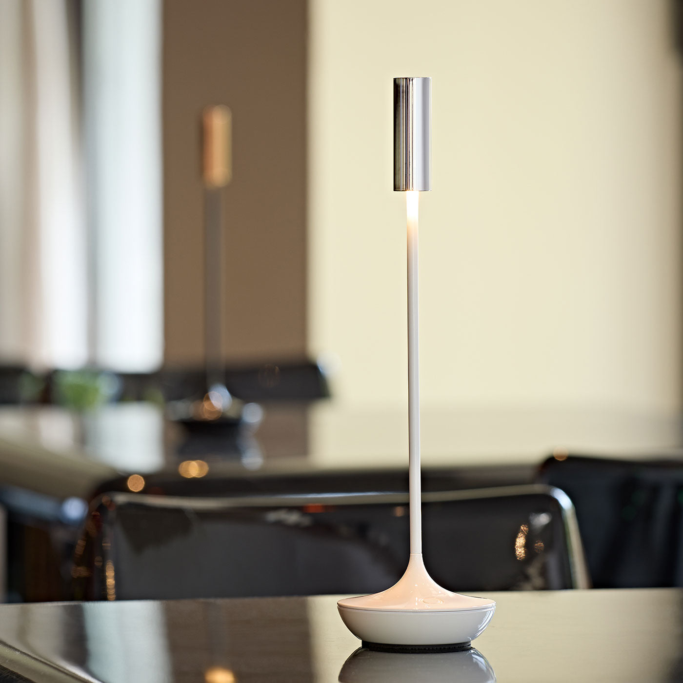 Sigor Nucandle lampe de table, sans fil, rechargeable en blanc & chrome sur la table