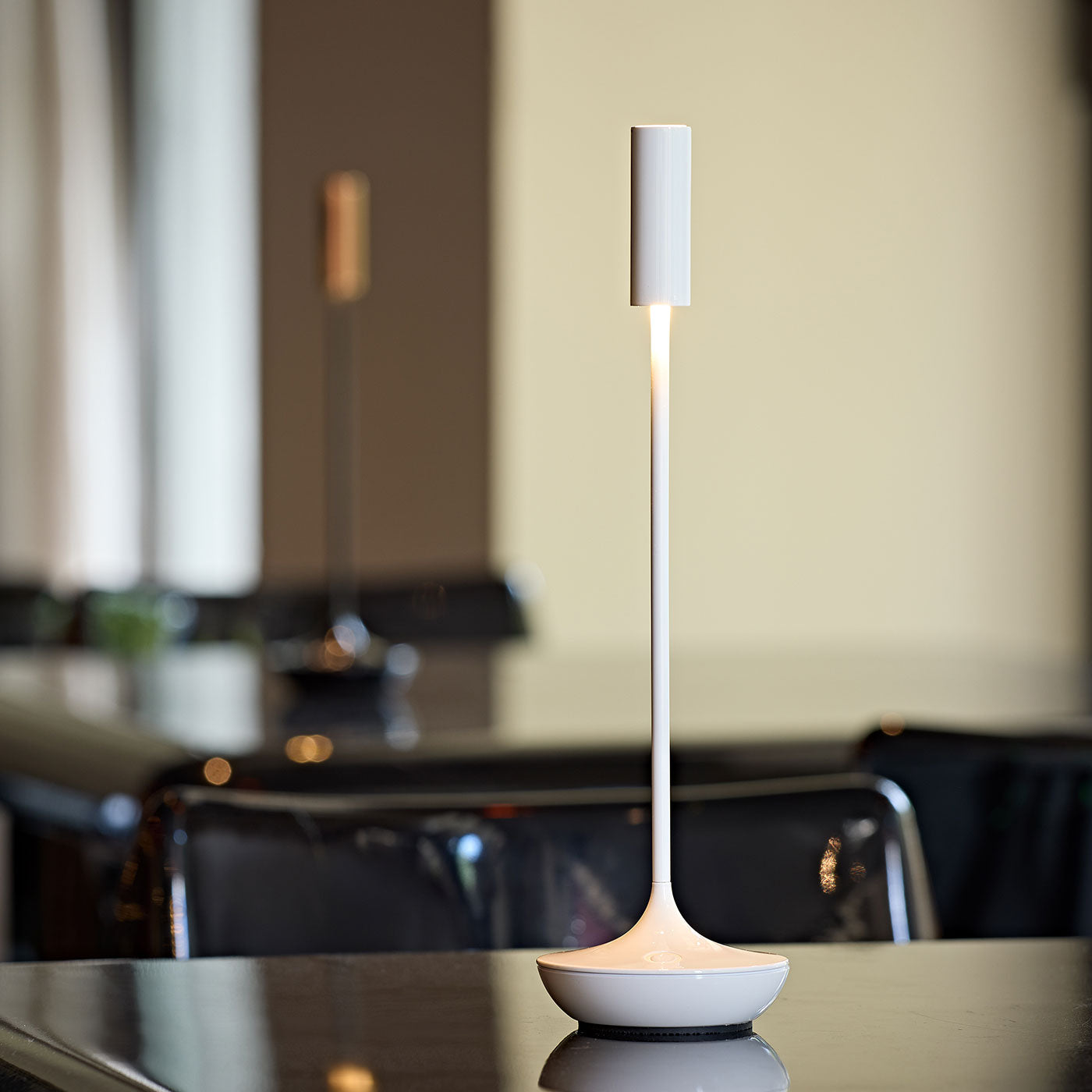 Sigor Nucandle lampe de table, sans fil, rechargeable en blanc sur la table