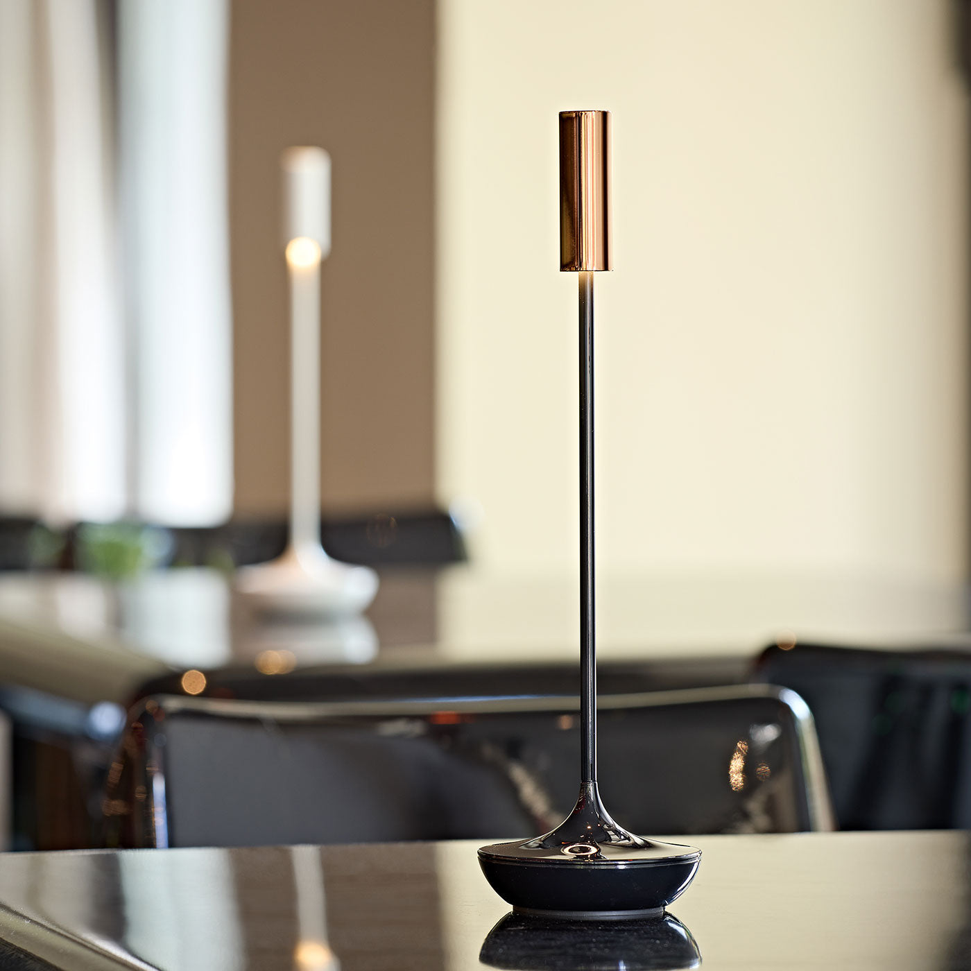 Sigor Nucandle lampe de table, sans fil, rechargeable en noir & cuivre sur la table