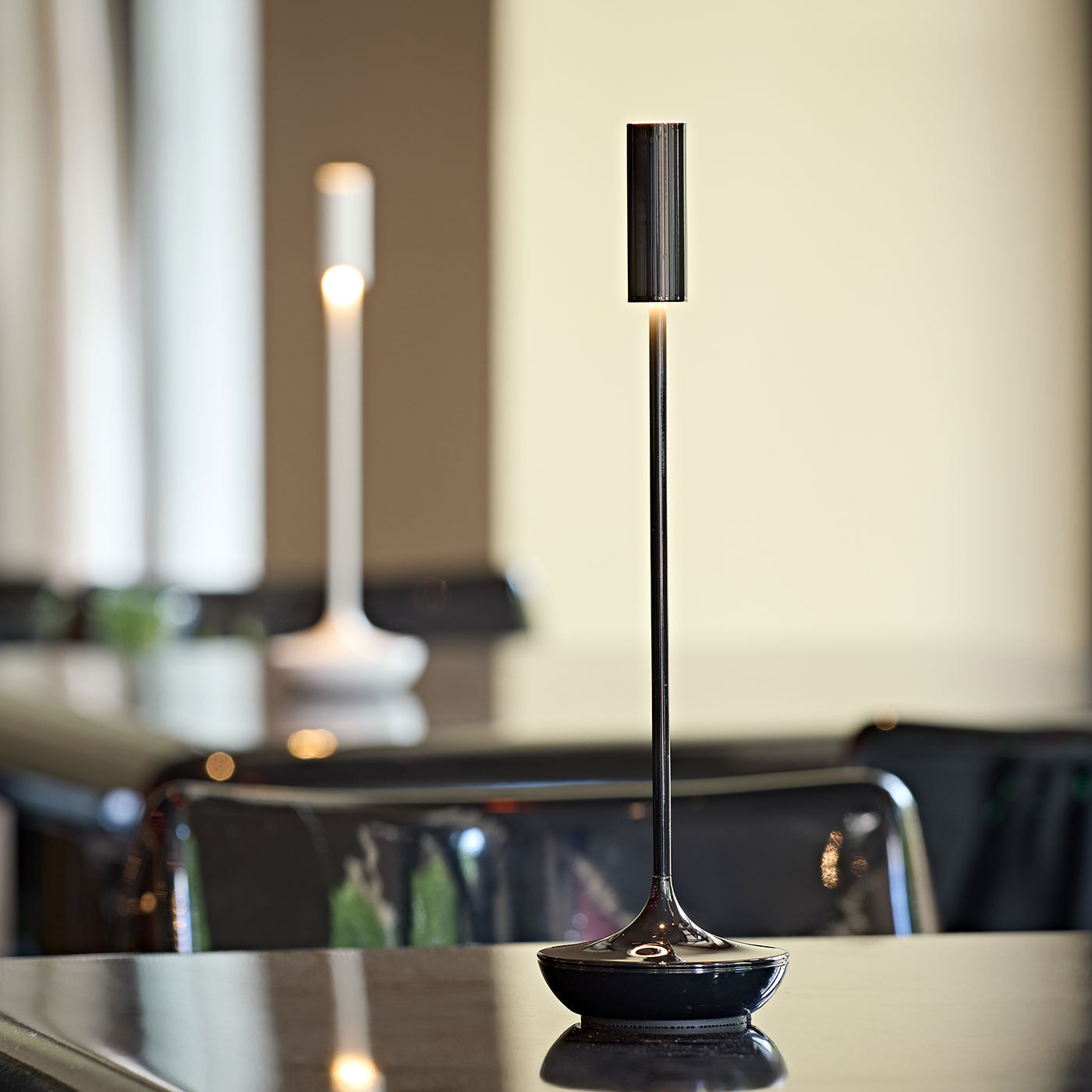 Sigor Nucandle lampe de table, sans fil, rechargeable en noir sur la table