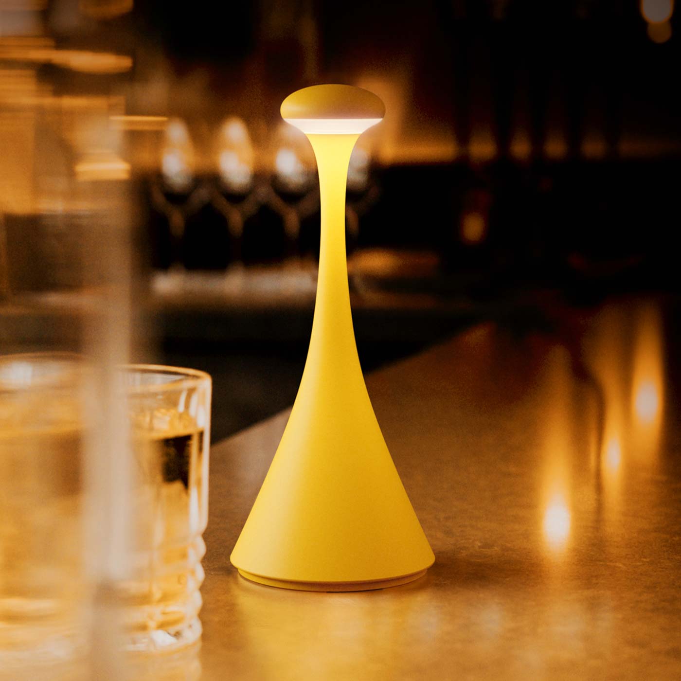 Nudrop mini lampe, sans fil, rechargeable jaune au bar