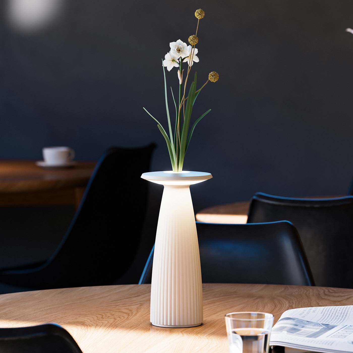 Sigor Nuflair lampe, vase à fleurs, sans fil, rechargeable en beige avec sur la table