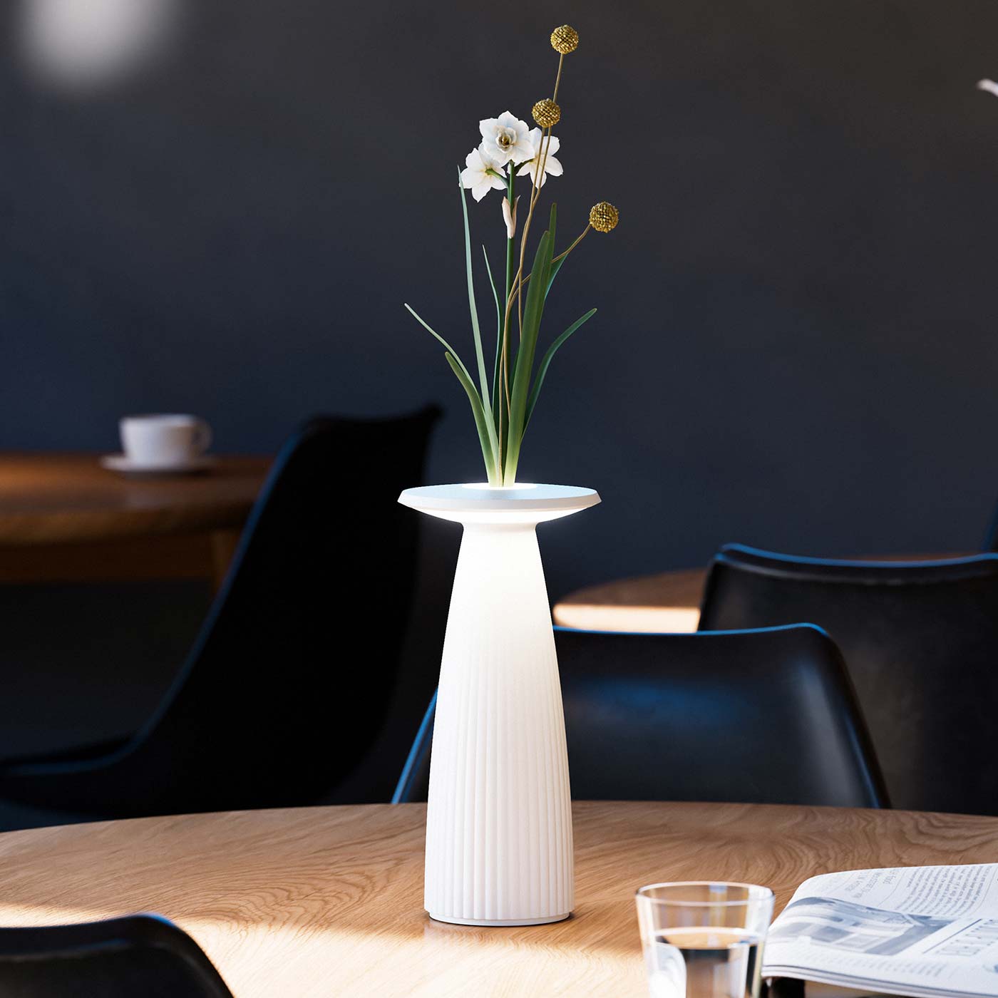 Sigor Nuflair lampe, vase à fleurs, sans fil, rechargeable en blanc avec sur la table