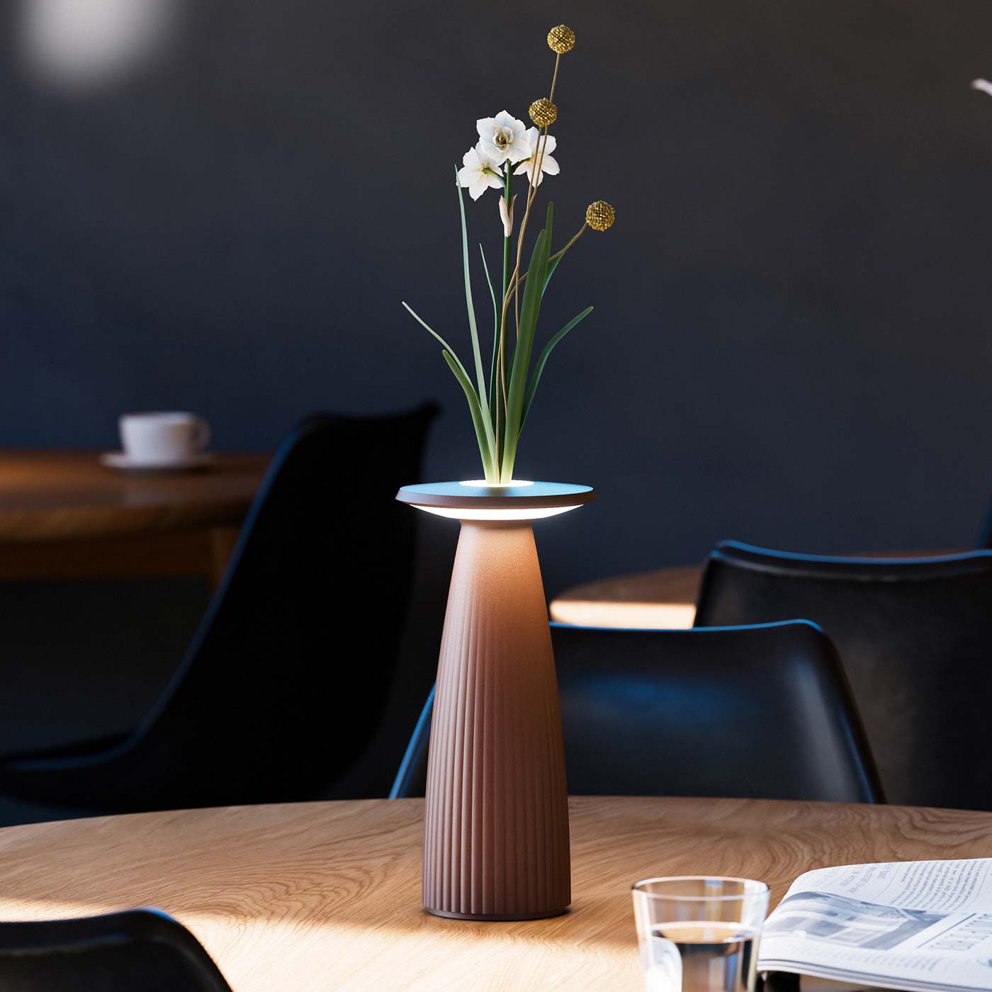 Sigor Nuflair lampe, vase à fleurs, sans fil, rechargeable en brun sur la table