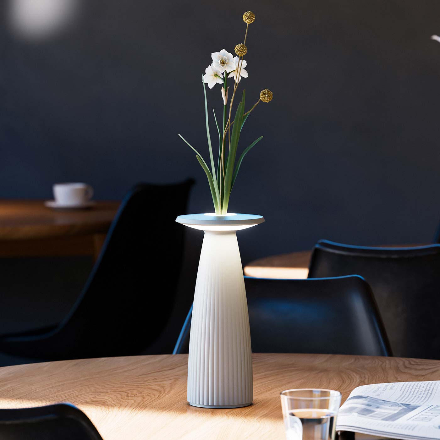 Sigor Nuflair lampe, vase à fleurs, sans fil, rechargeable en gris sur la table