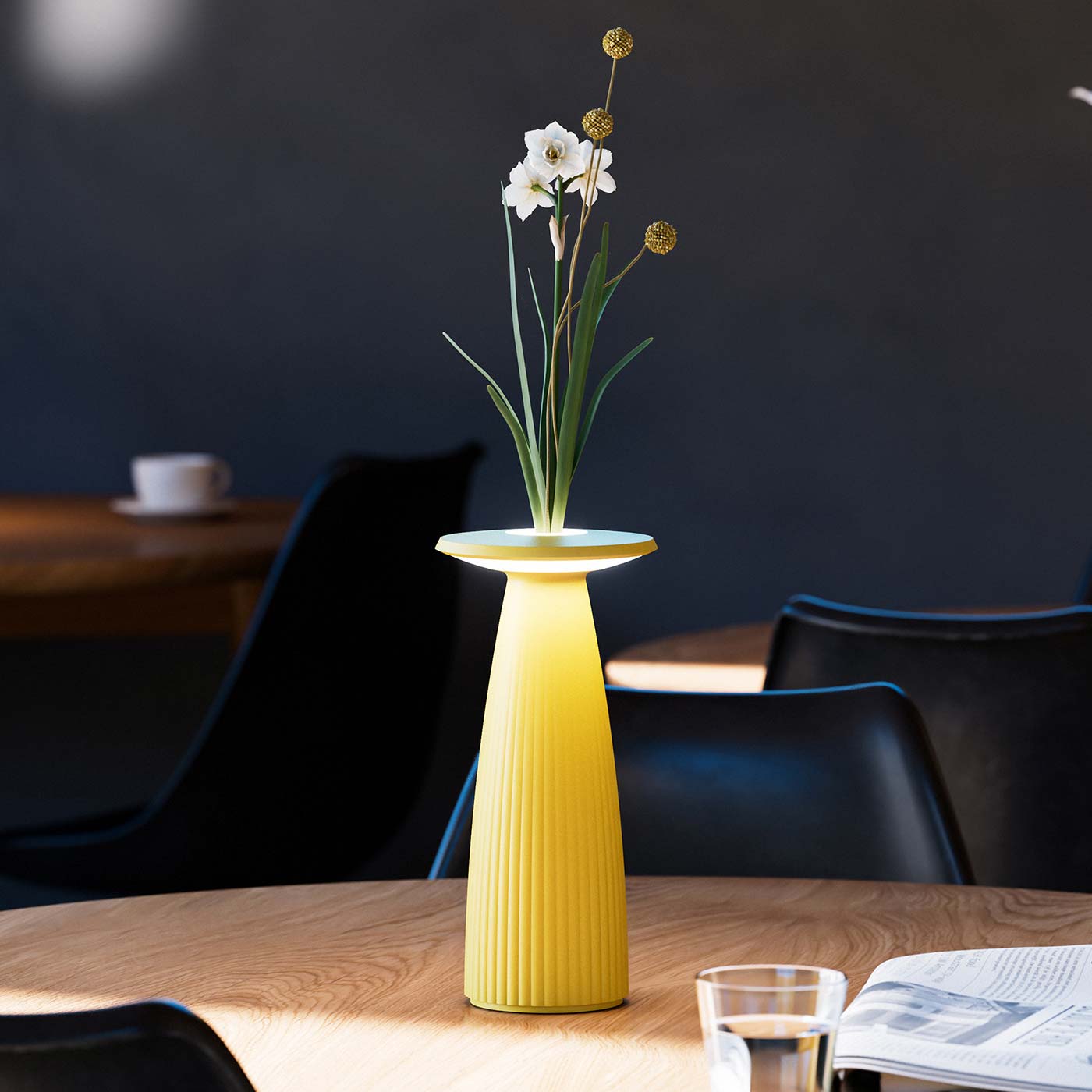 Sigor Nuflair lampe, vase à fleurs, sans fil, rechargeable en jaune sur la table