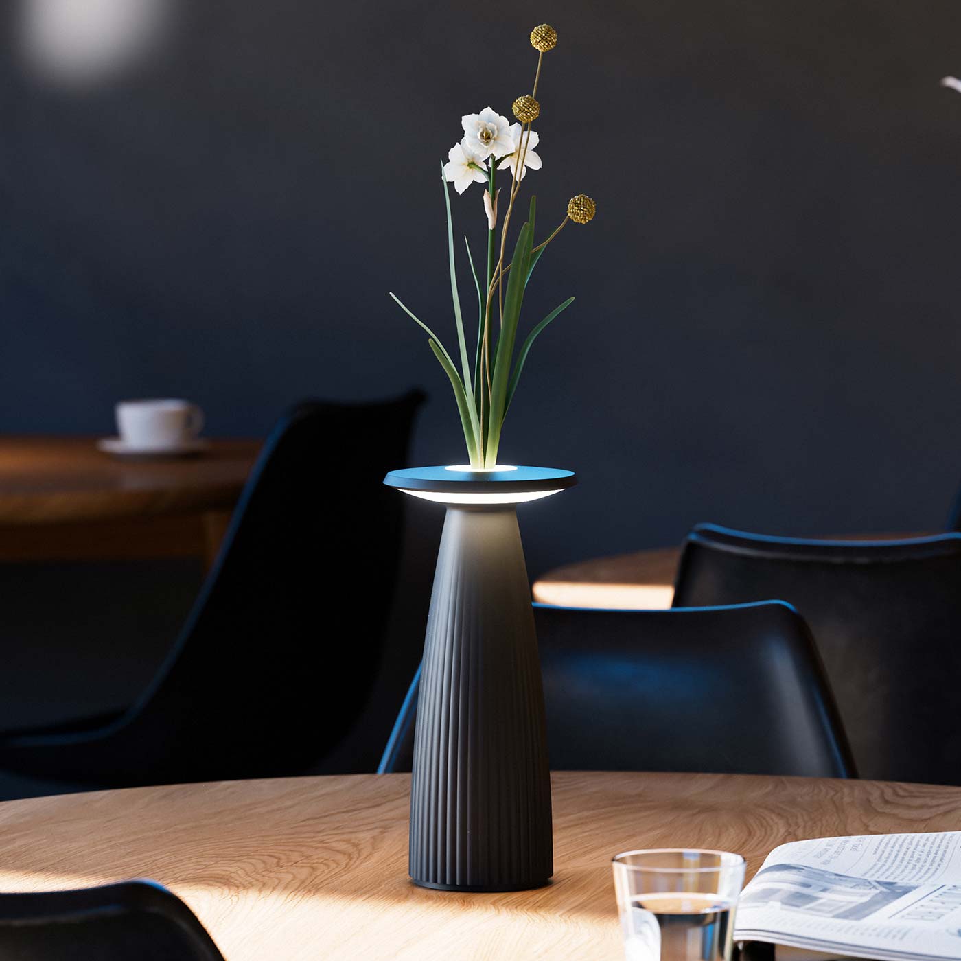 Sigor Nuflair lampe, vase à fleurs, sans fil, rechargeable en noir avec sur la table