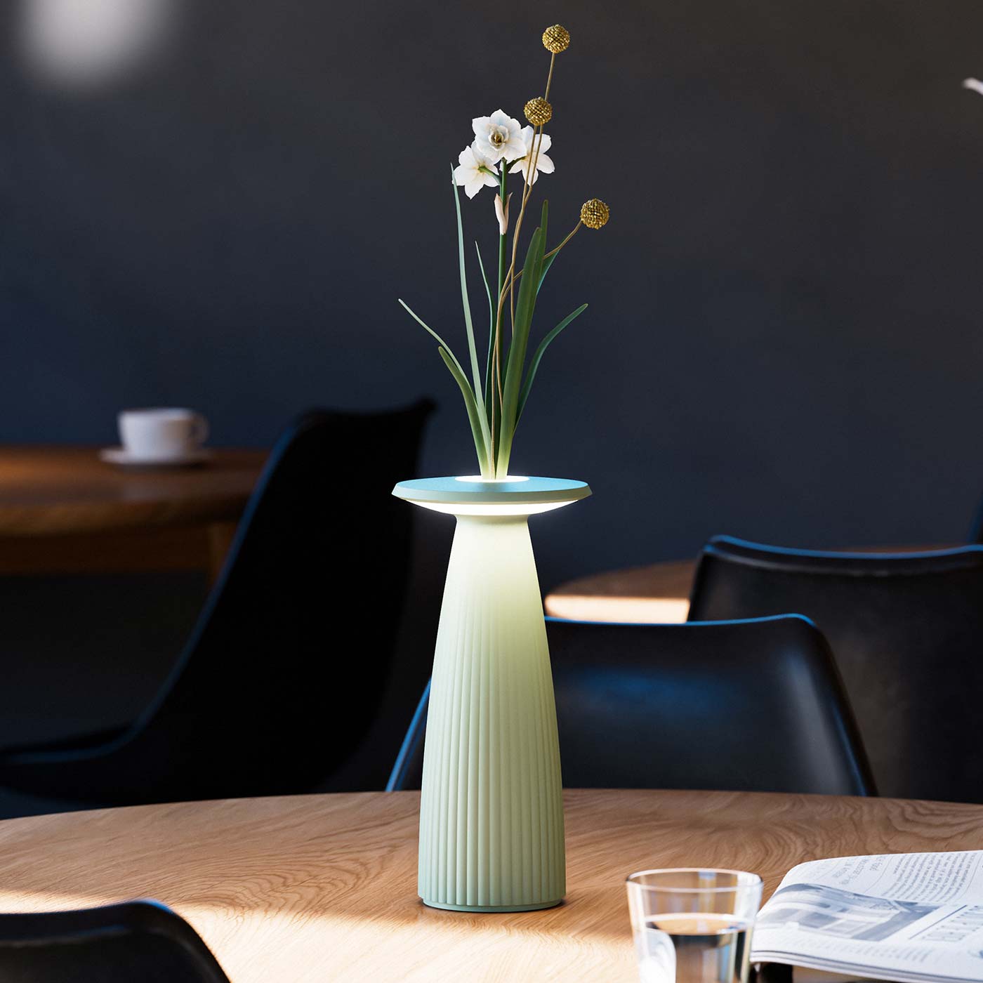 Sigor Nuflair lampe, vase à fleurs, sans fil, rechargeable en vert sur la table