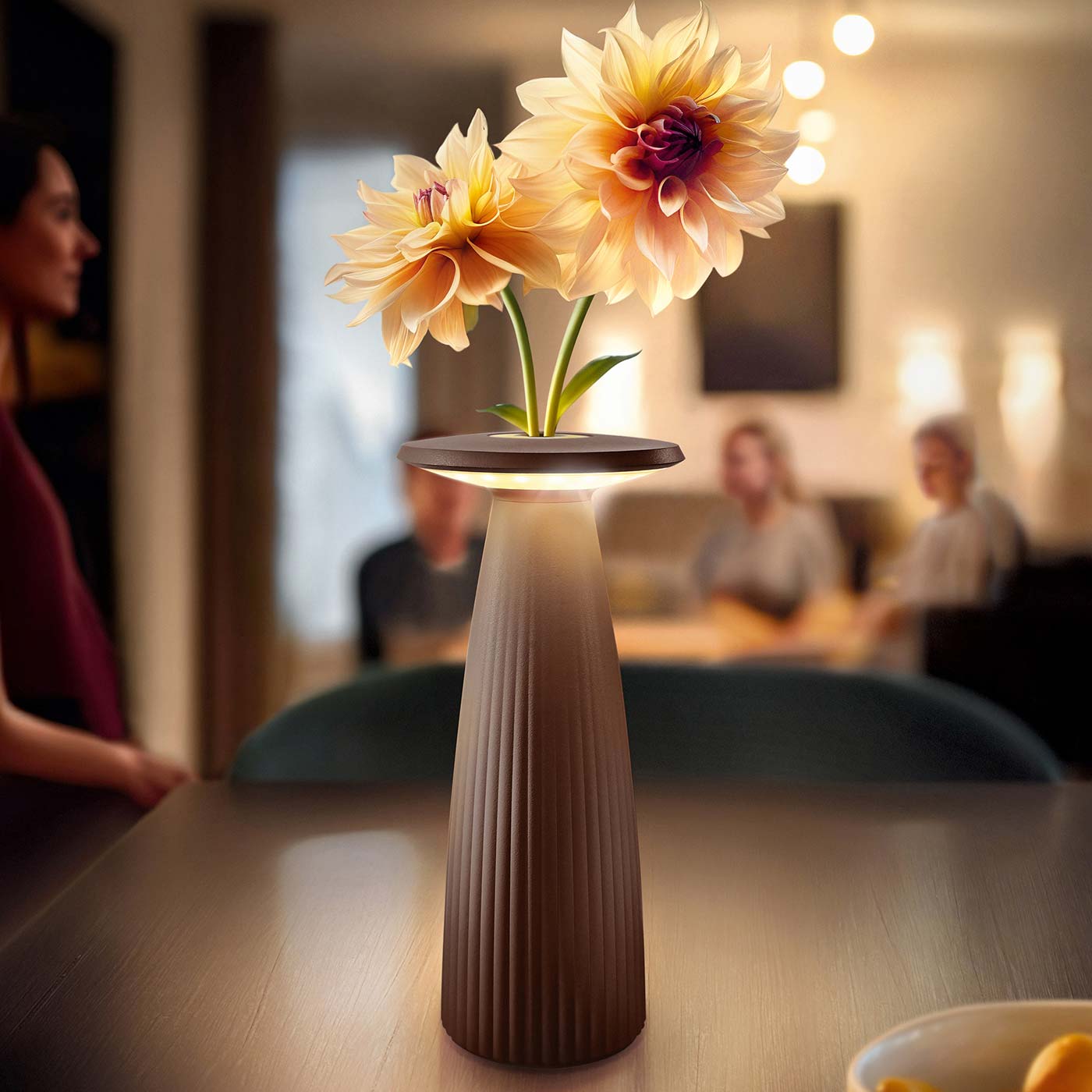 Sigor Nuflair lampe, vase à fleurs, sans fil, rechargeable en brun avec des fleurs