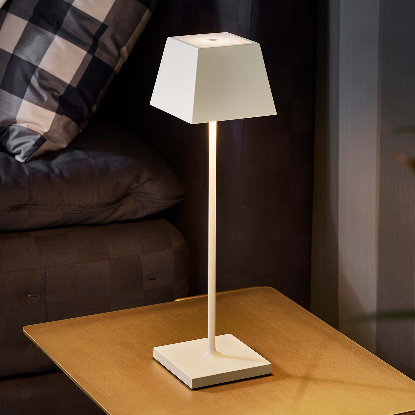 Sigor Nuindie lampe, carré, sans fil, rechargeable en blanc sur la table