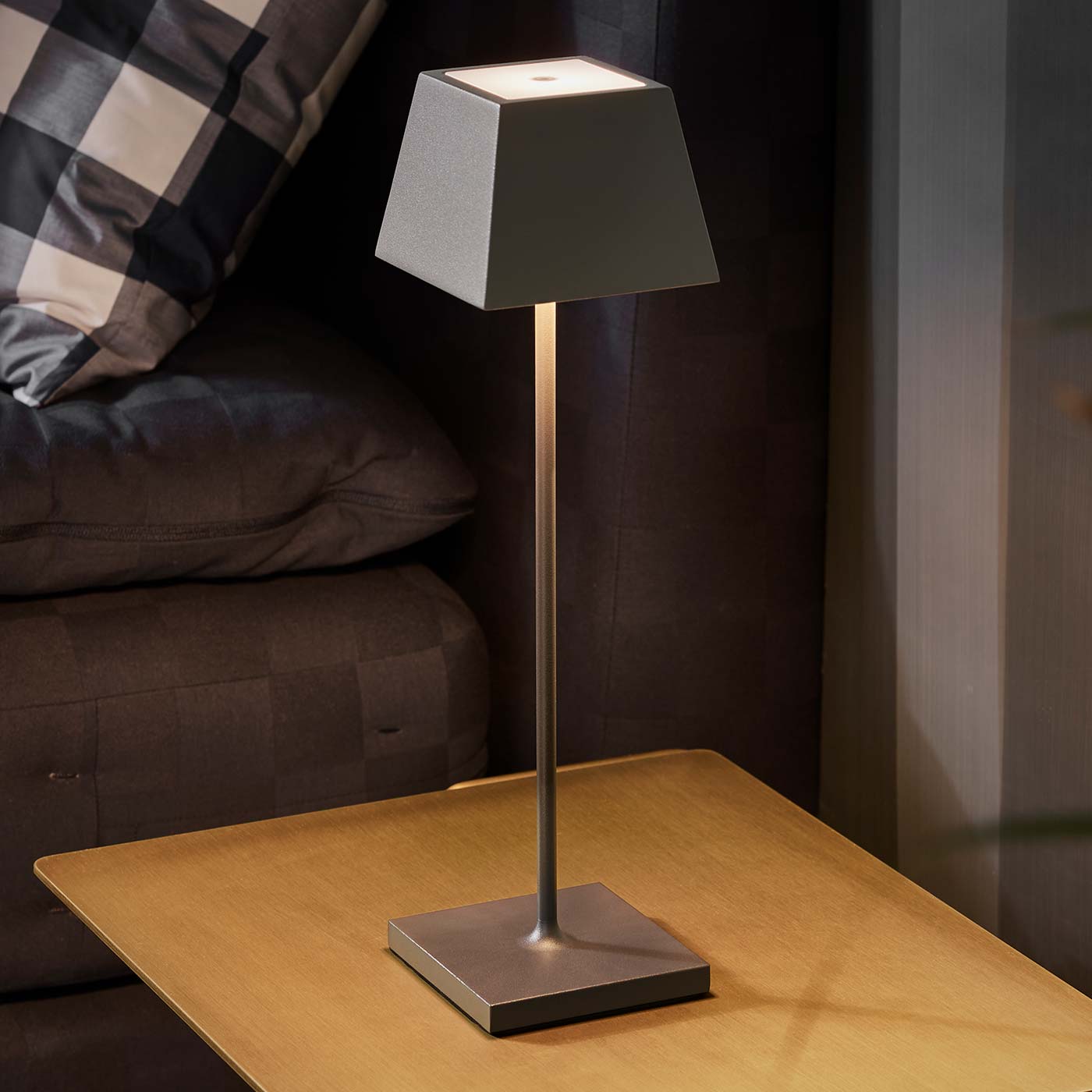 Sigor Nuindie lampe, carré, sans fil, rechargeable en graphite sur la table