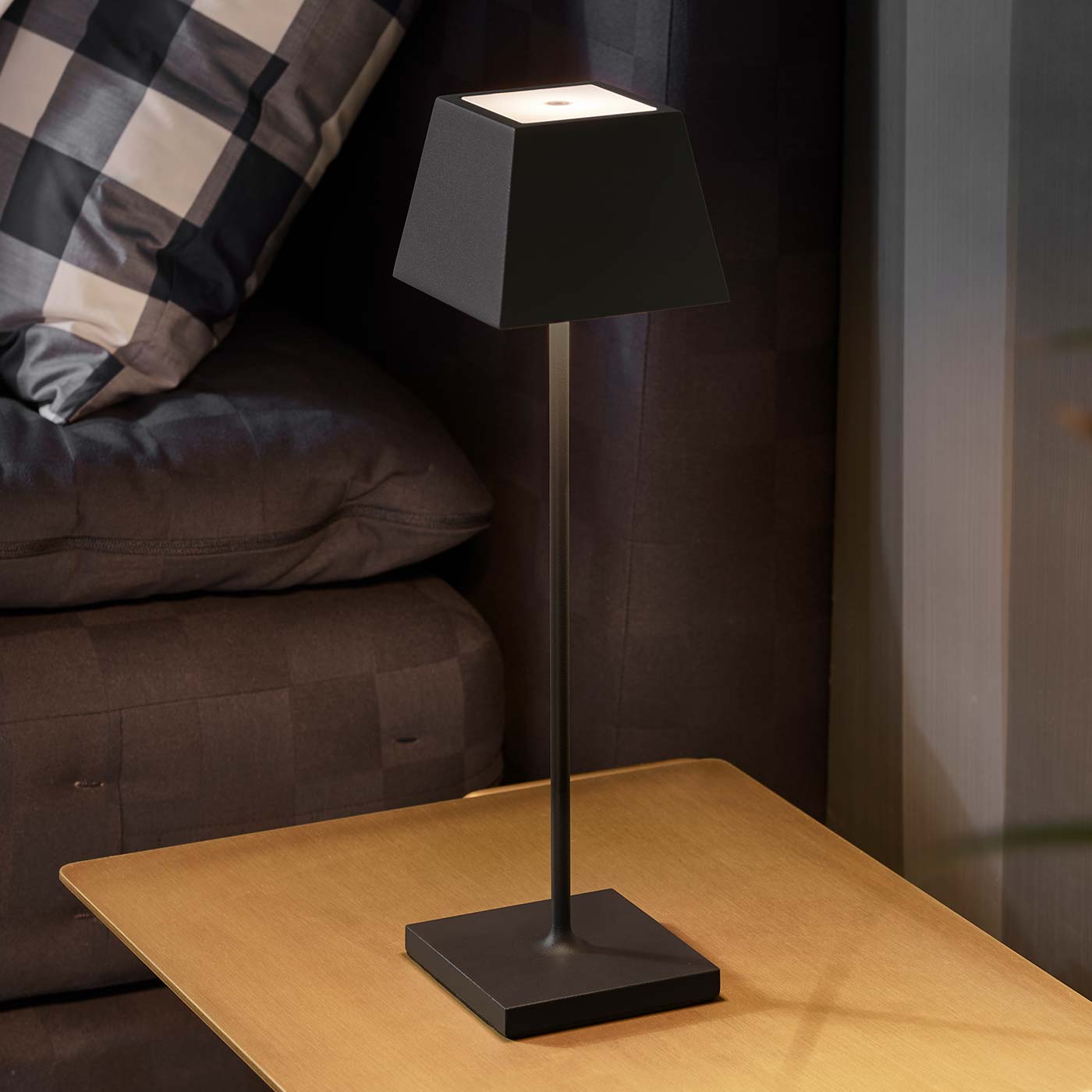 Sigor Nuindie lampe, carré, sans fil, rechargeable en noir sur la table