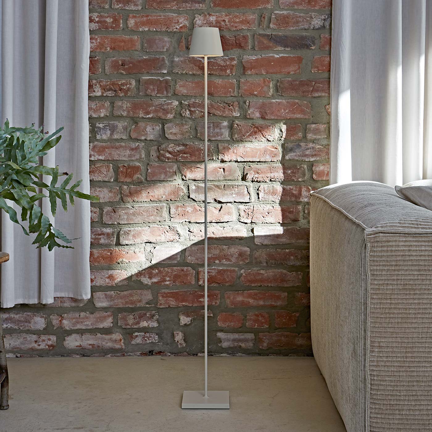 Sigor Nuindie lampadaire rechargeable, sans fil en beige au salon