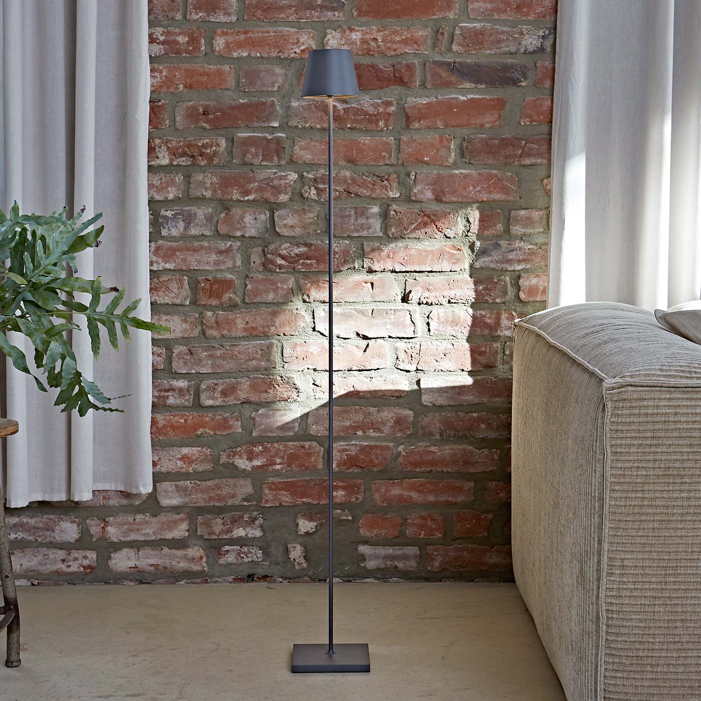 Sigor Nuindie lampadaire rechargeable, sans fil en gris au salon