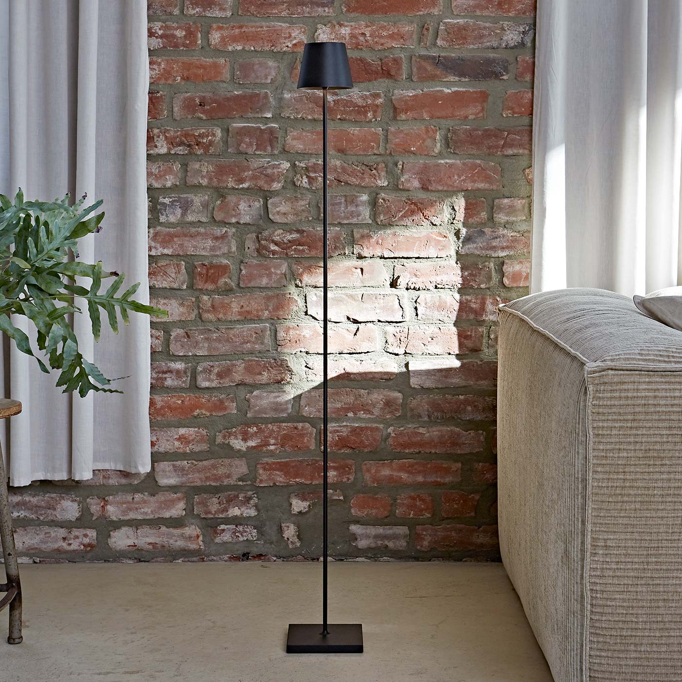 Sigor Nuindie lampadaire rechargeable, sans fil en noir au salon