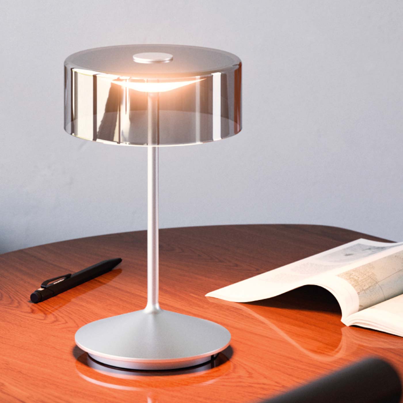 Sigor Numotion lampe de table, abat-jour en verre en argent sur la table