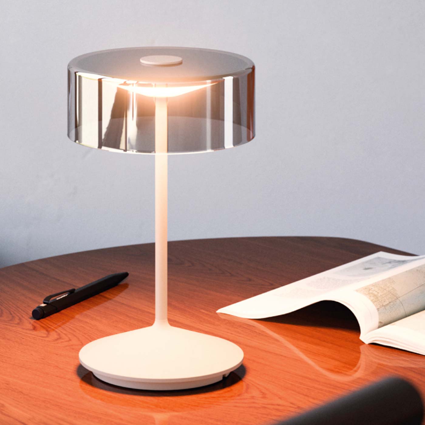 Sigor Numotion lampe de table, abat-jour en verre en beige sur la table