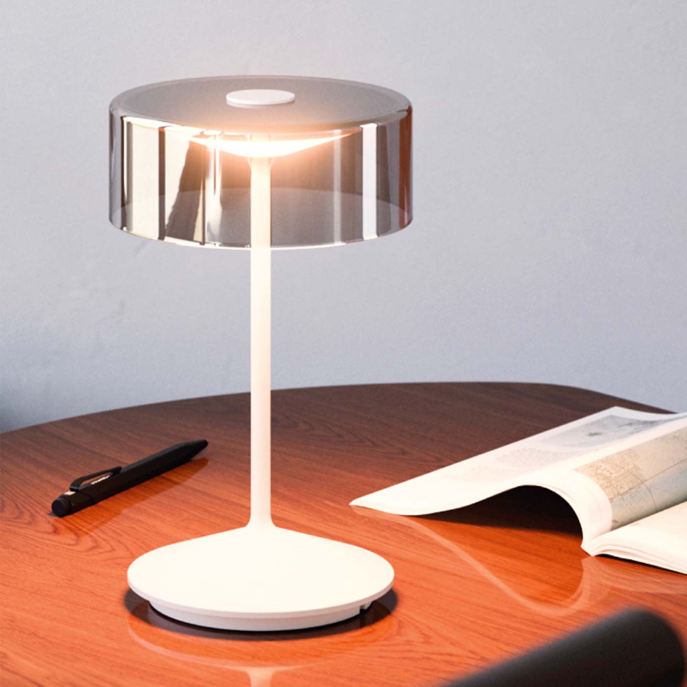 Sigor Numotion lampe de table, abat-jour en verre en blanc sur la table