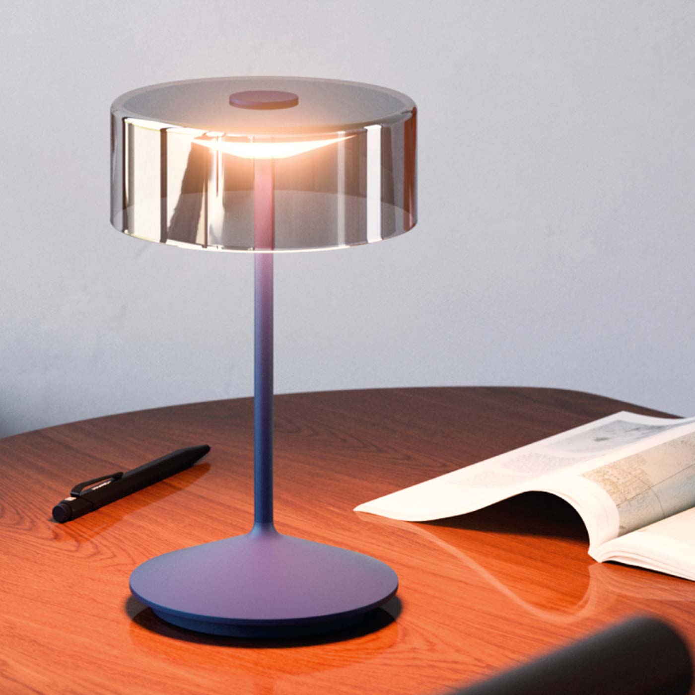 Sigor Numotion lampe de table, abat-jour en verre en bleu sur la table