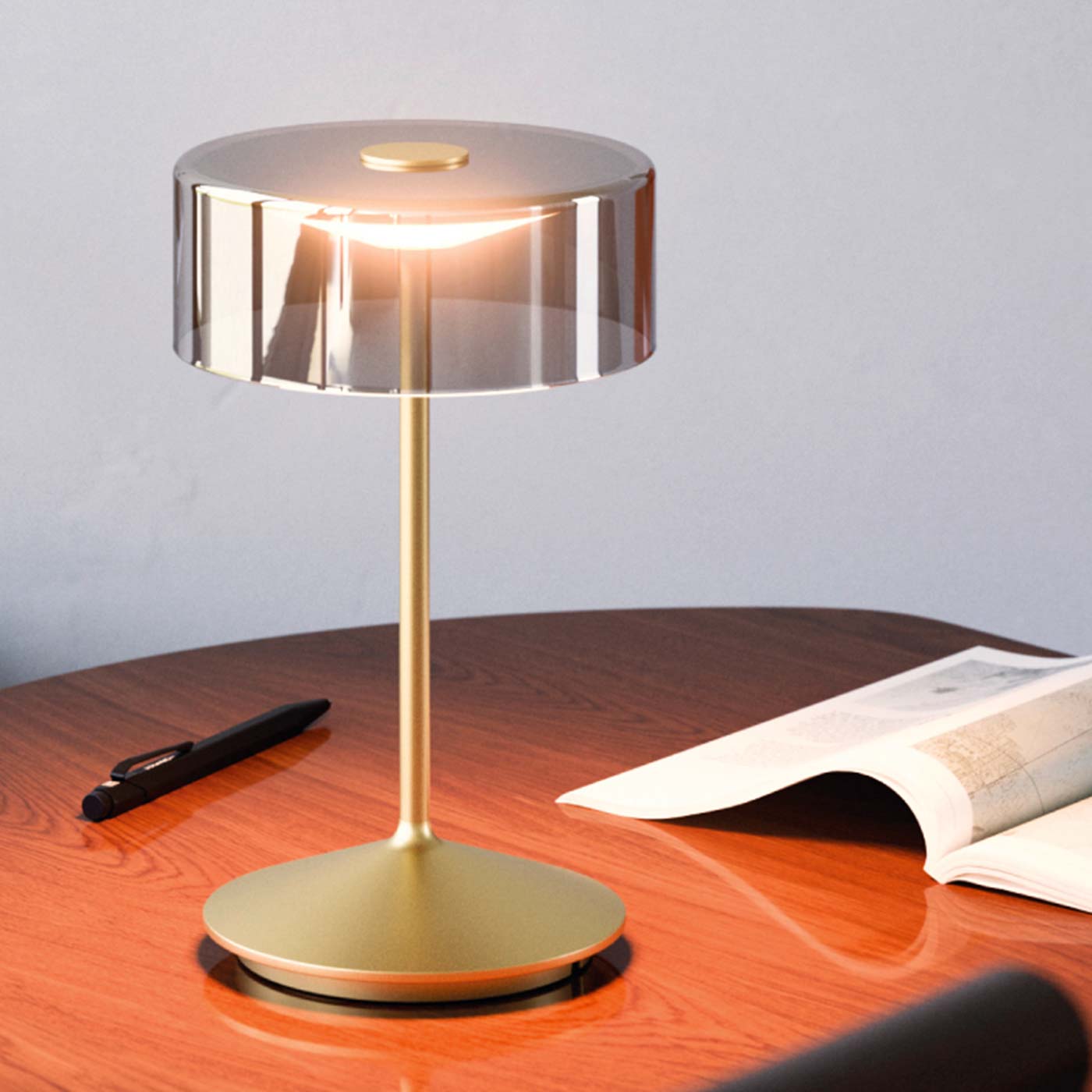 Sigor Numotion lampe de table, abat-jour en verre en or sur la table