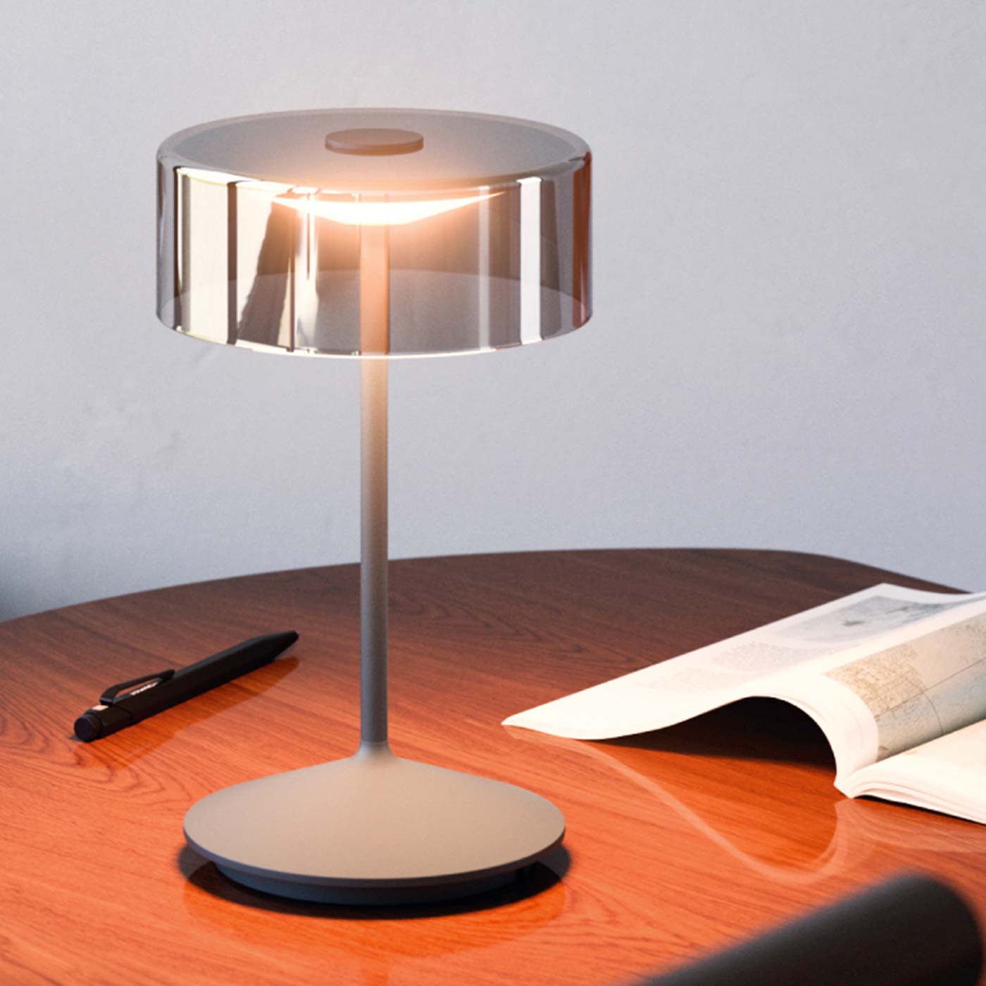 Sigor Numotion lampe de table, abat-jour en verre en gris sur la table