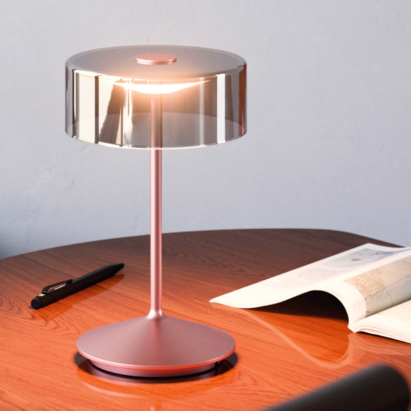 Sigor Numotion lampe de table, abat-jour en verre en or rose sur la table