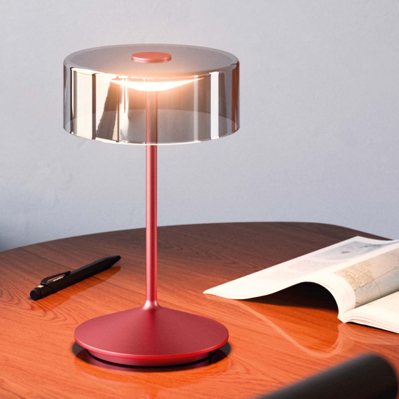 Sigor Numotion lampe de table, abat-jour en verre en rouge sur la table