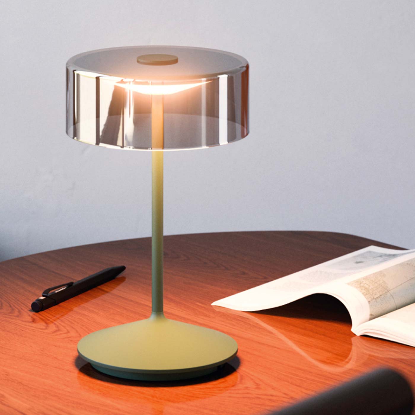 Sigor Numotion lampe de table, abat-jour en verre en vert sur la table