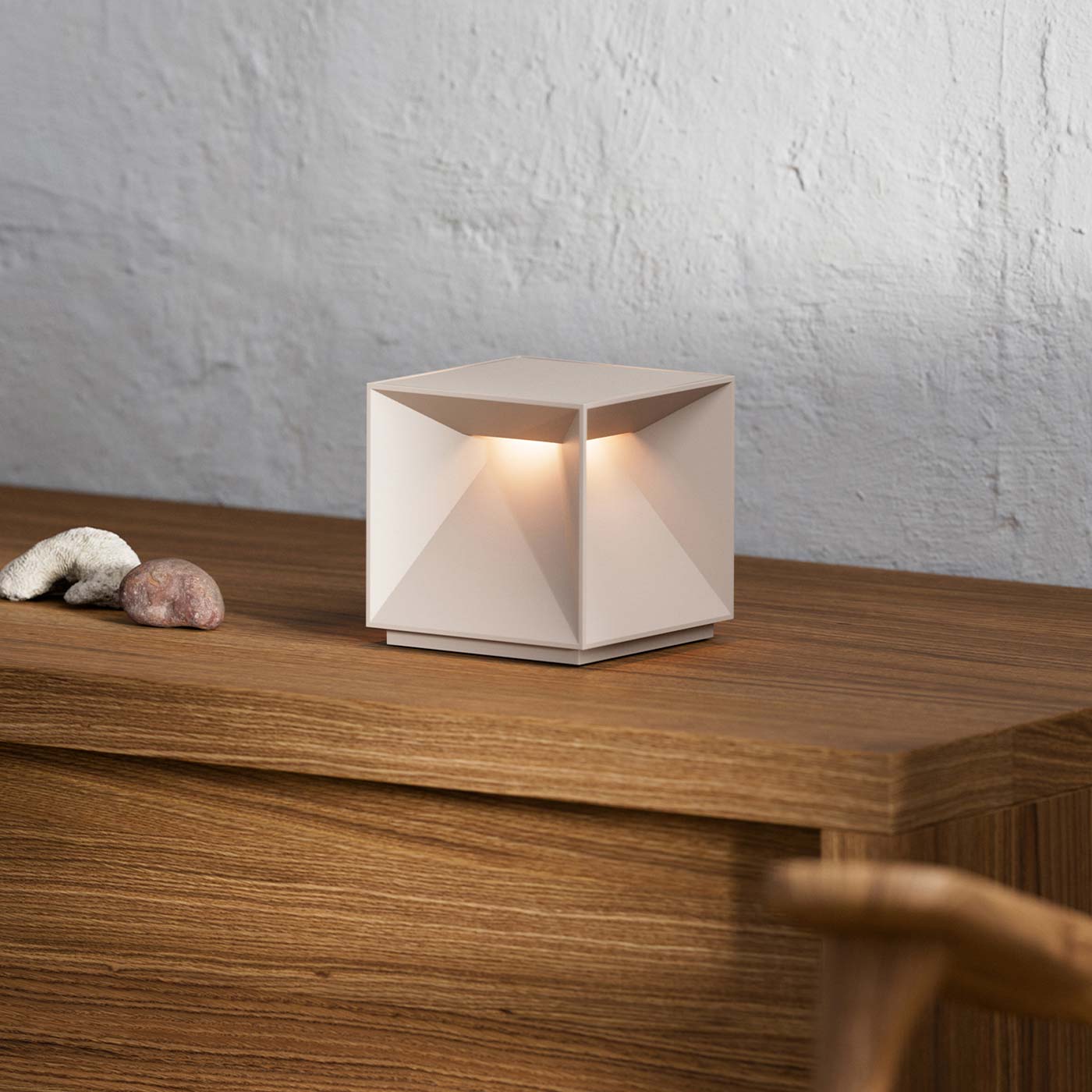 Sigor Nutalis lampe cubique sans fil, rechargeable beige sur le buffet