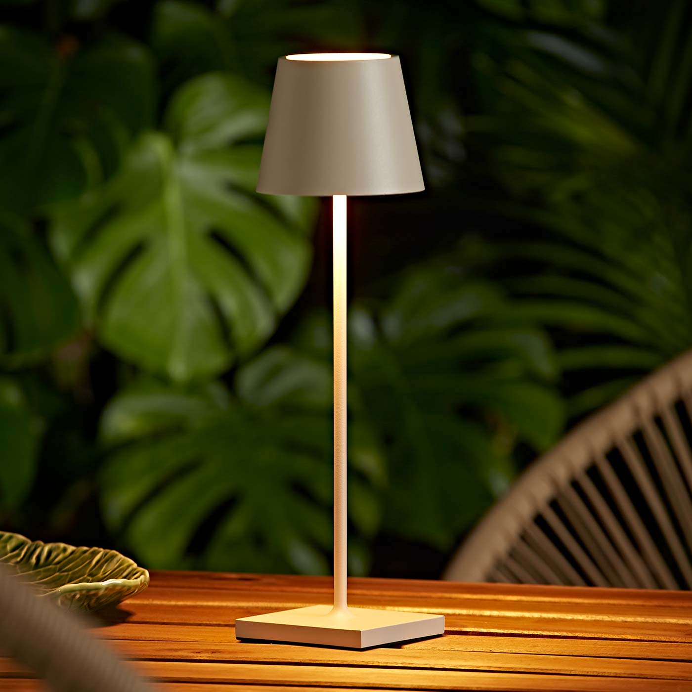 Sigor Nuindie lampe, sans fil, rechargeable en beige au jardin