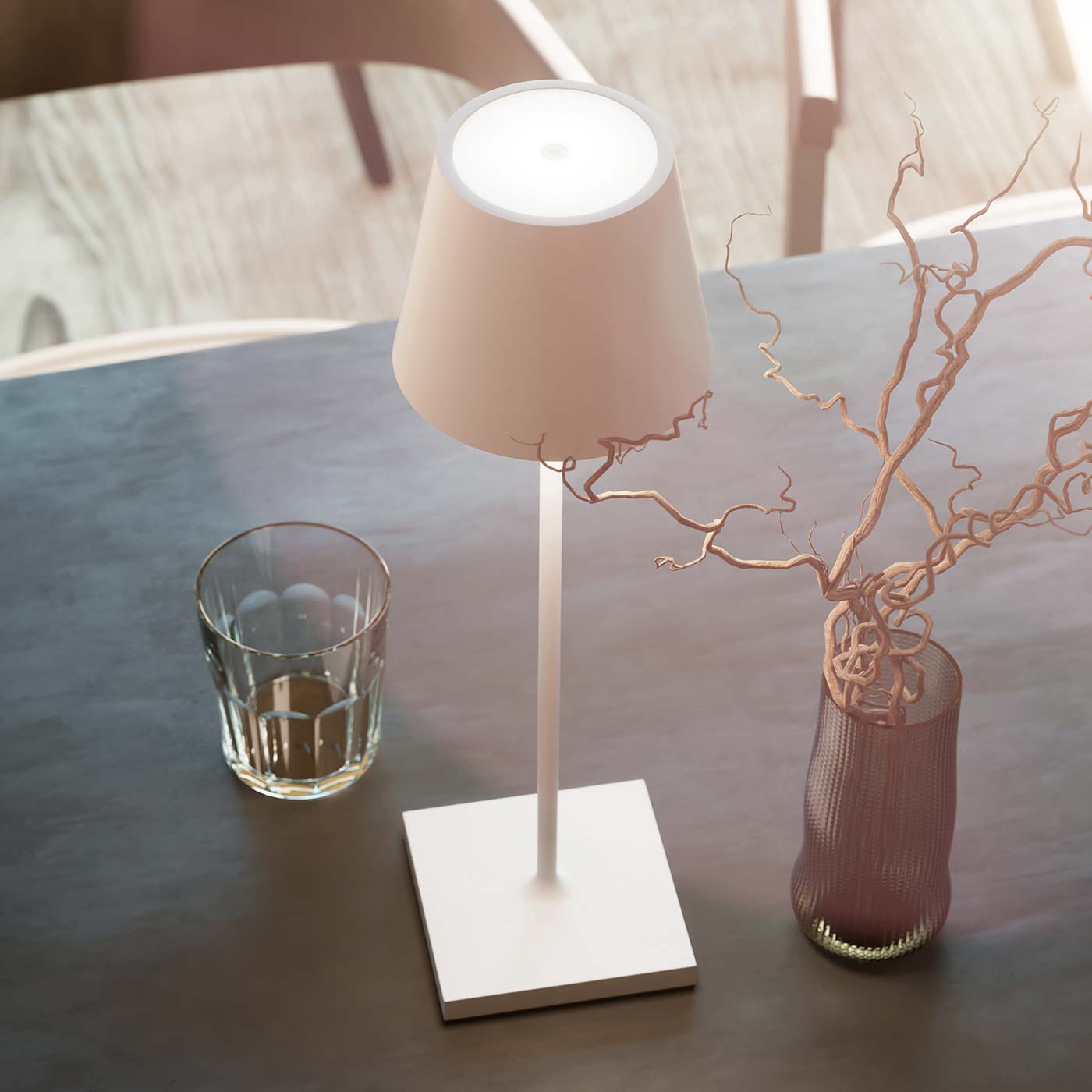 Sigor Nuindie lampe, sans fil, rechargeable en blanc sur la table