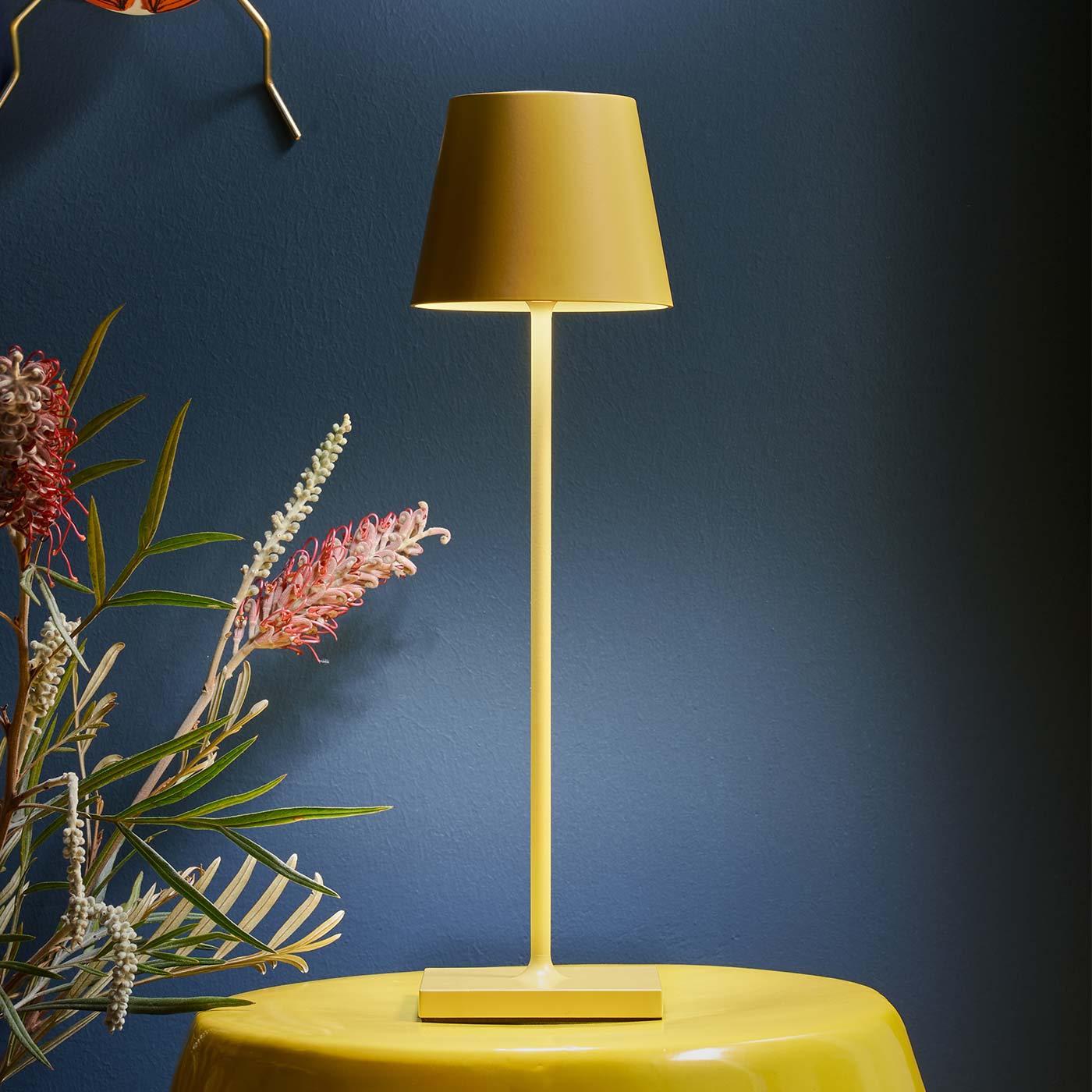 Sigor Nuindie lampe, sans fil, rechargeable en jaune su tabouret