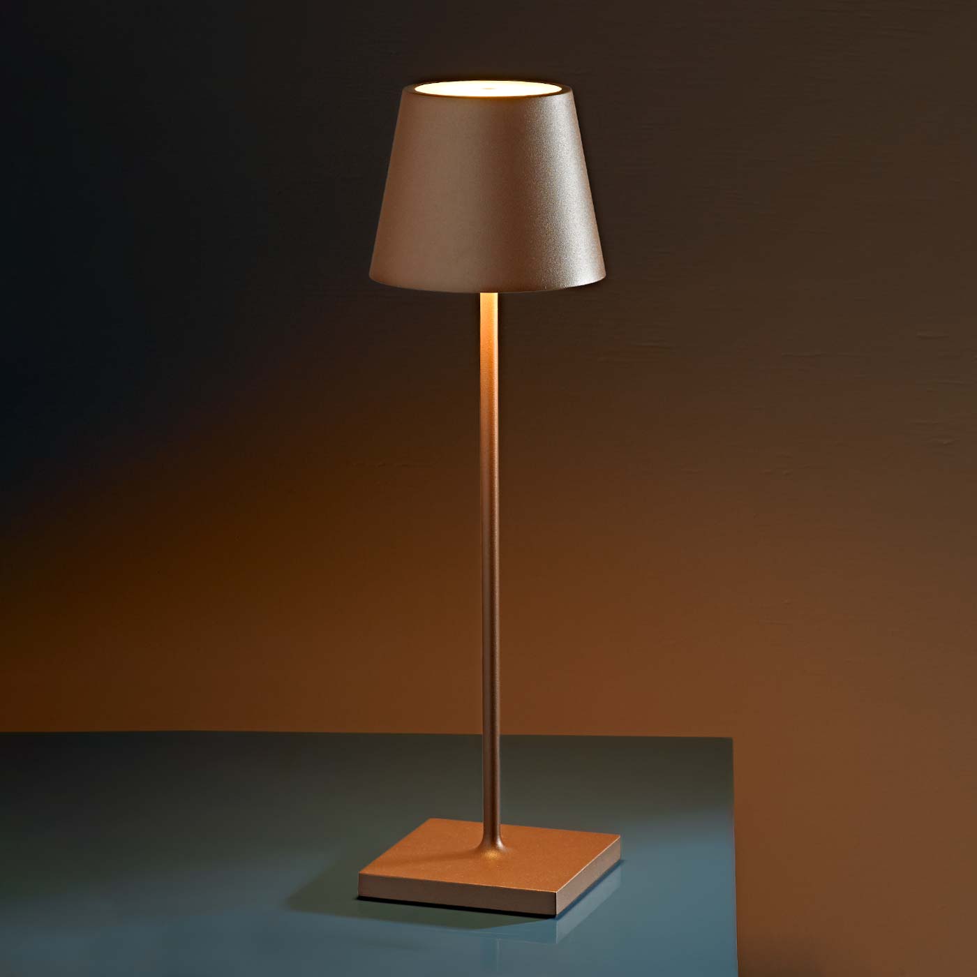 Sigor Nuindie lampe, sans fil, rechargeable en marron moca au table