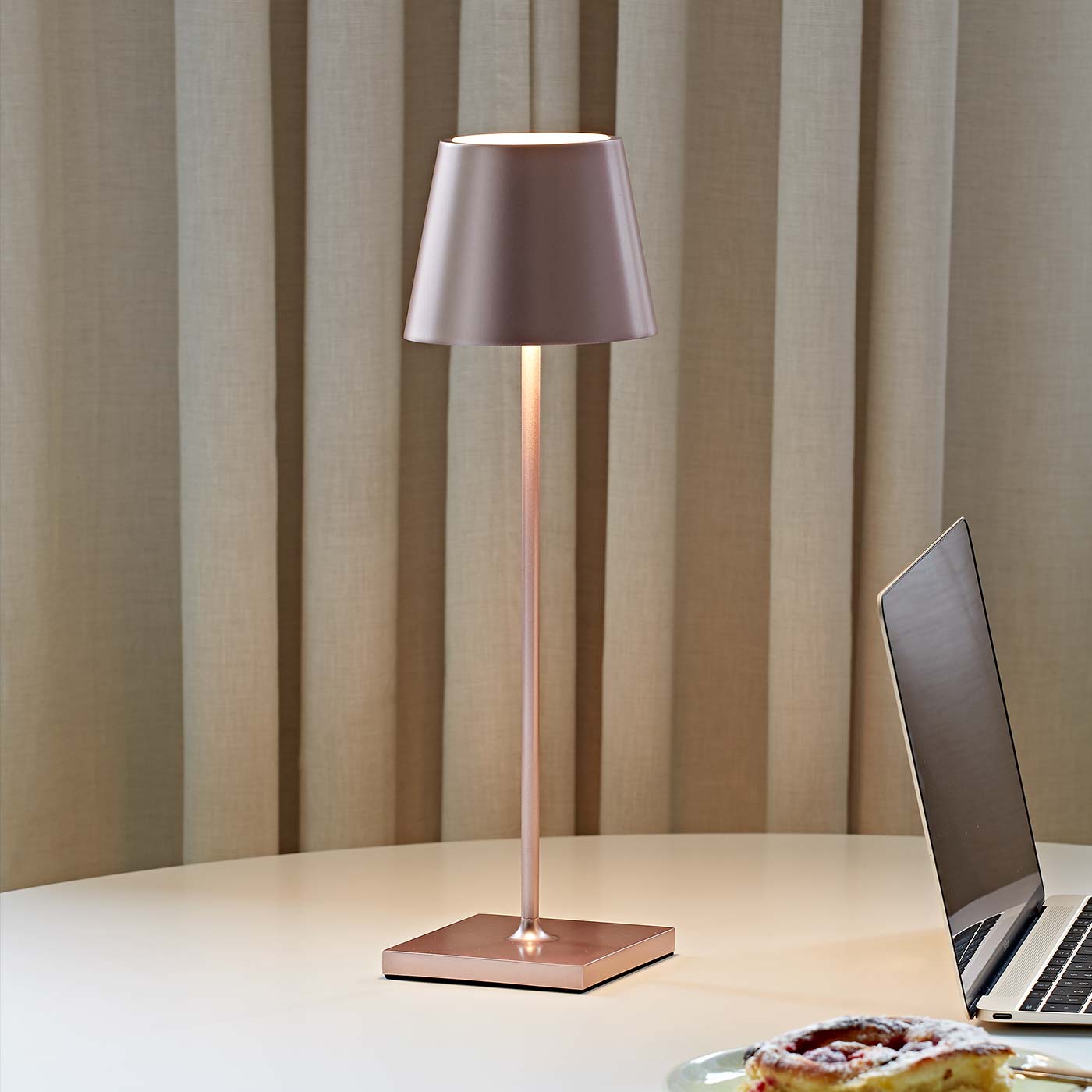 Sigor Nuindie lampe, sans fil, rechargeable en rose or au table