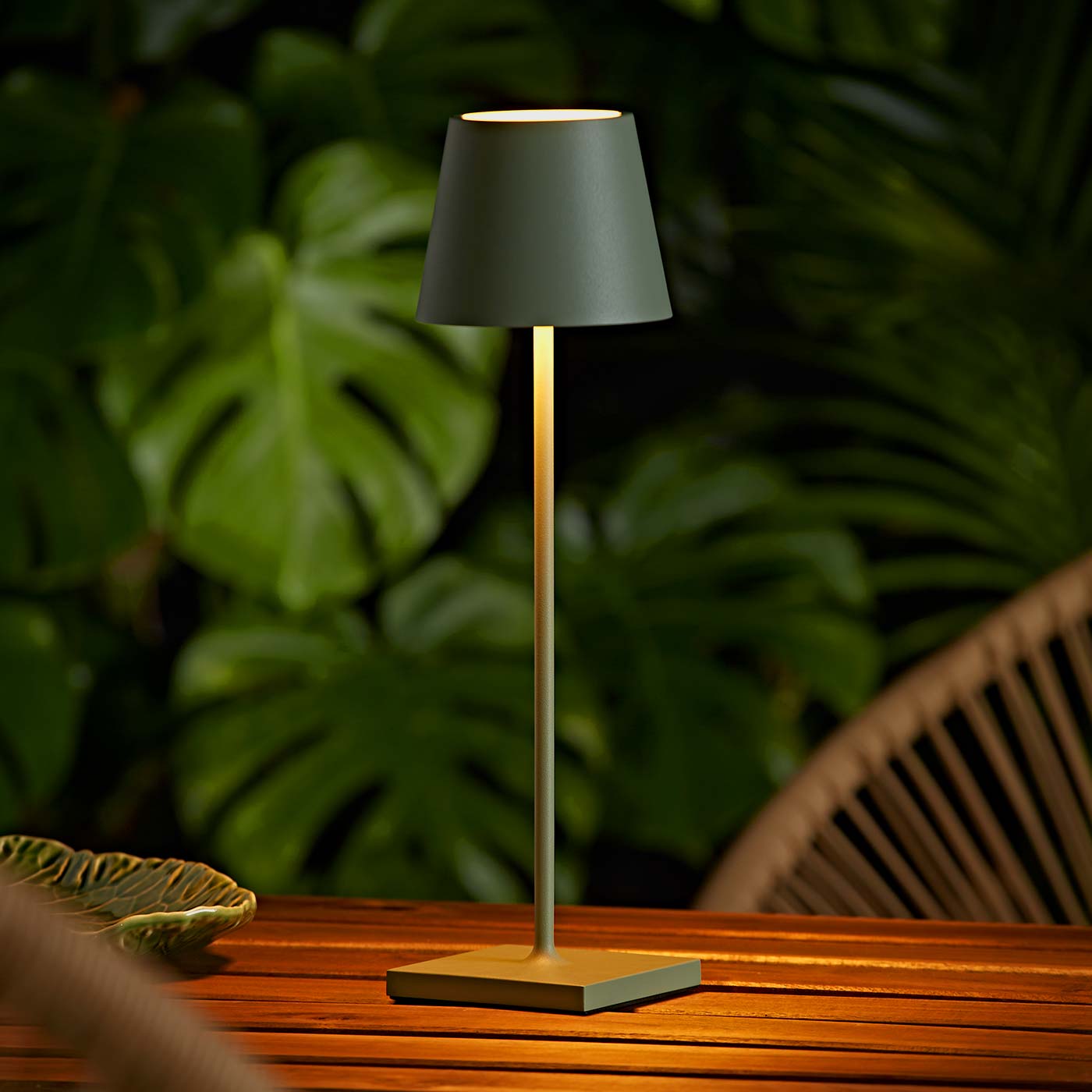 Sigor Nuindie lampe, sans fil, rechargeable en vert sapin au jardin