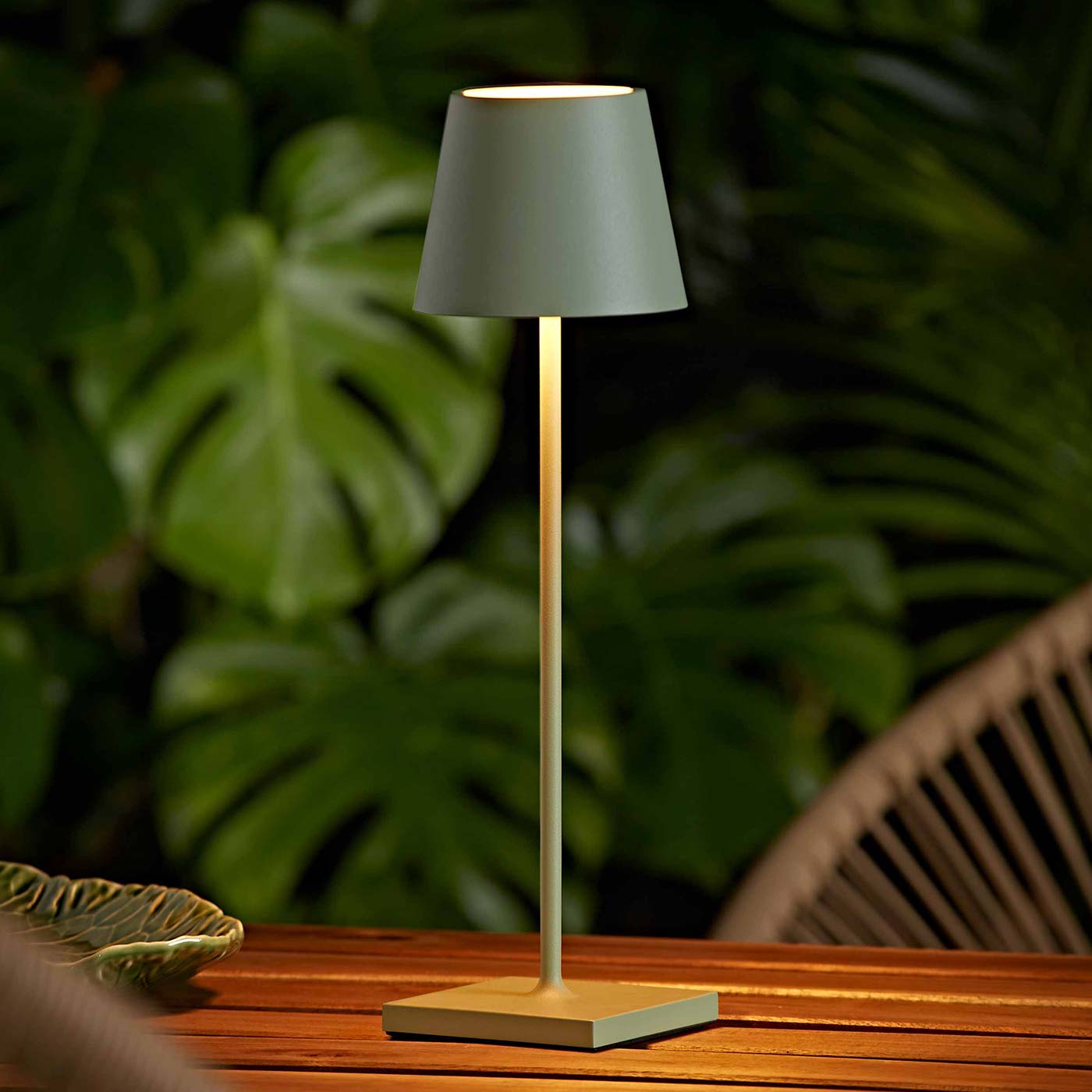 Sigor Nuindie lampe, sans fil, rechargeable en vert sauge au jardin